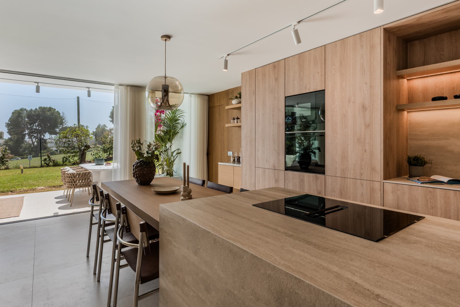 Discover an exceptional four-bedroom luxury apartment in the heart of the prestigious Aloha area, one of Nueva Andalucía