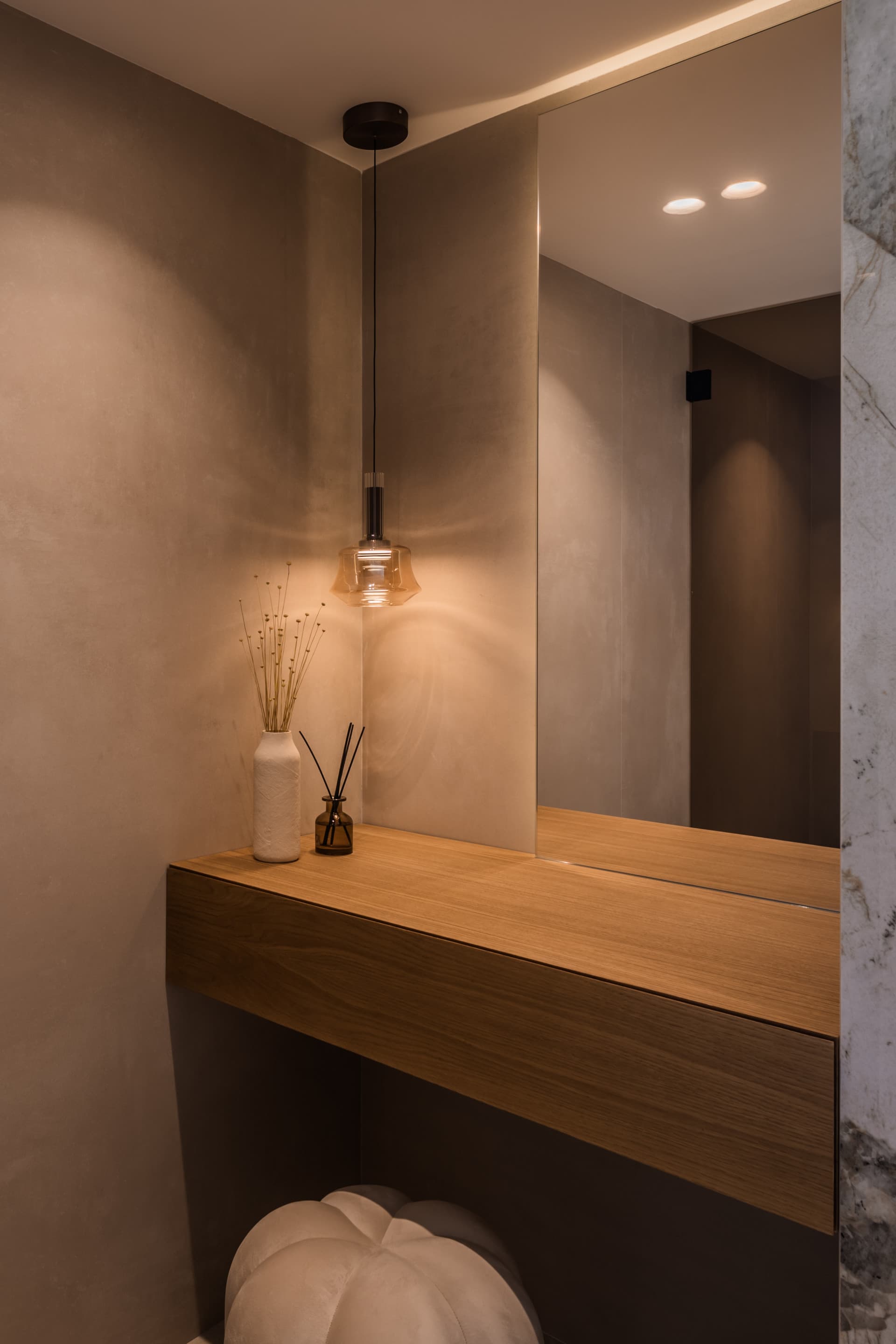 Discover an exceptional four-bedroom luxury apartment in the heart of the prestigious Aloha area, one of Nueva Andalucía