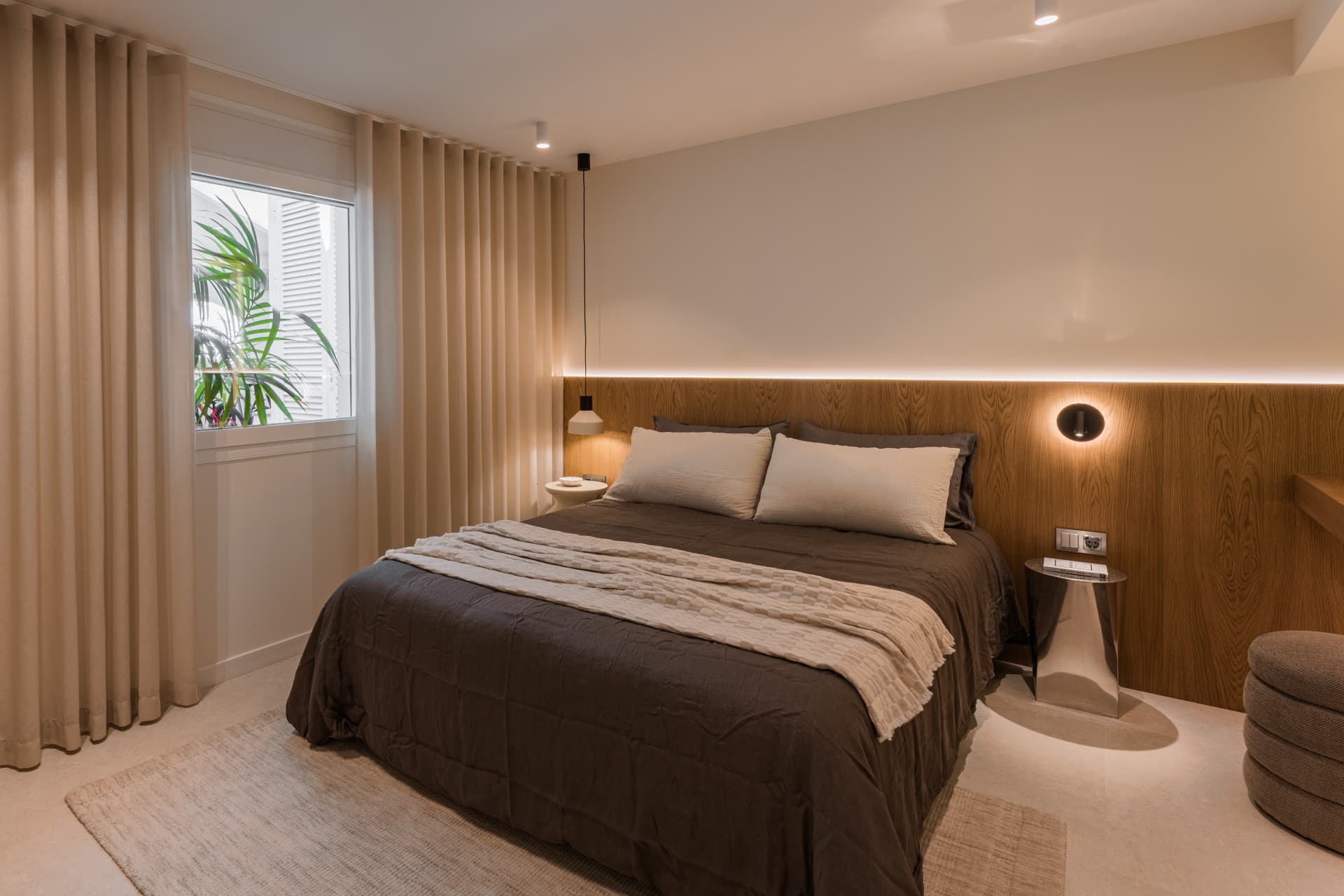 Discover an exceptional four-bedroom luxury apartment in the heart of the prestigious Aloha area, one of Nueva Andalucía