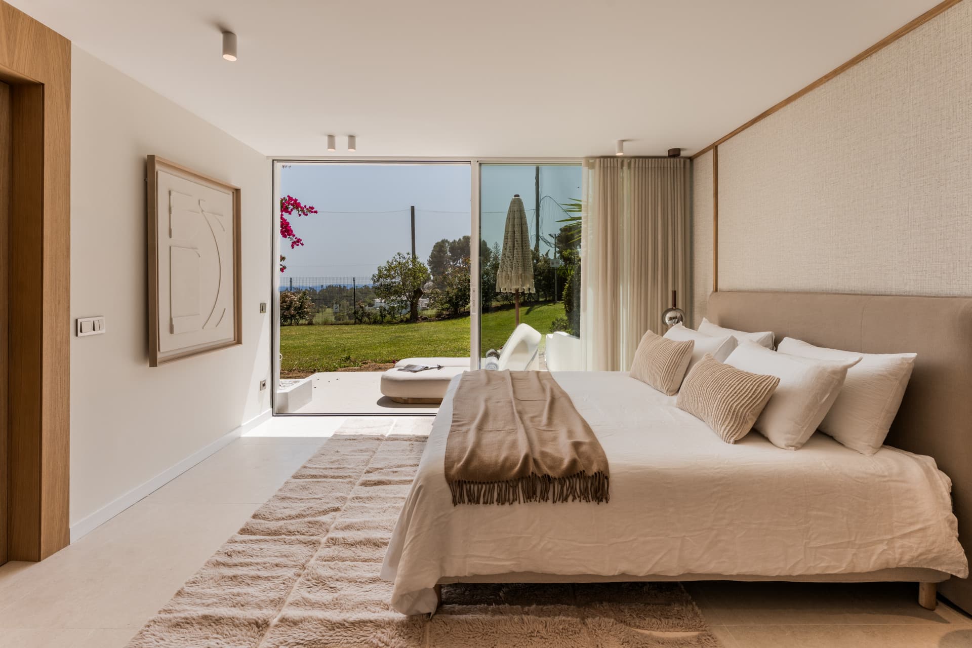 Discover an exceptional four-bedroom luxury apartment in the heart of the prestigious Aloha area, one of Nueva Andalucía
