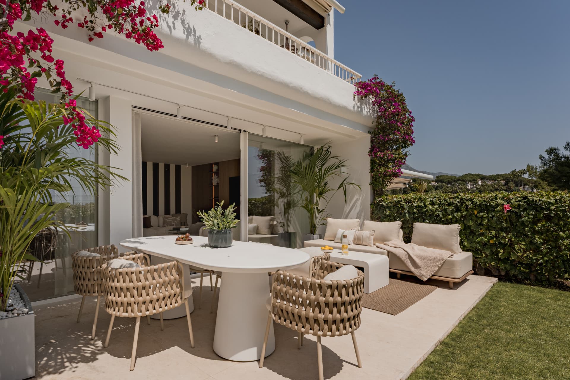 Discover an exceptional four-bedroom luxury apartment in the heart of the prestigious Aloha area, one of Nueva Andalucía