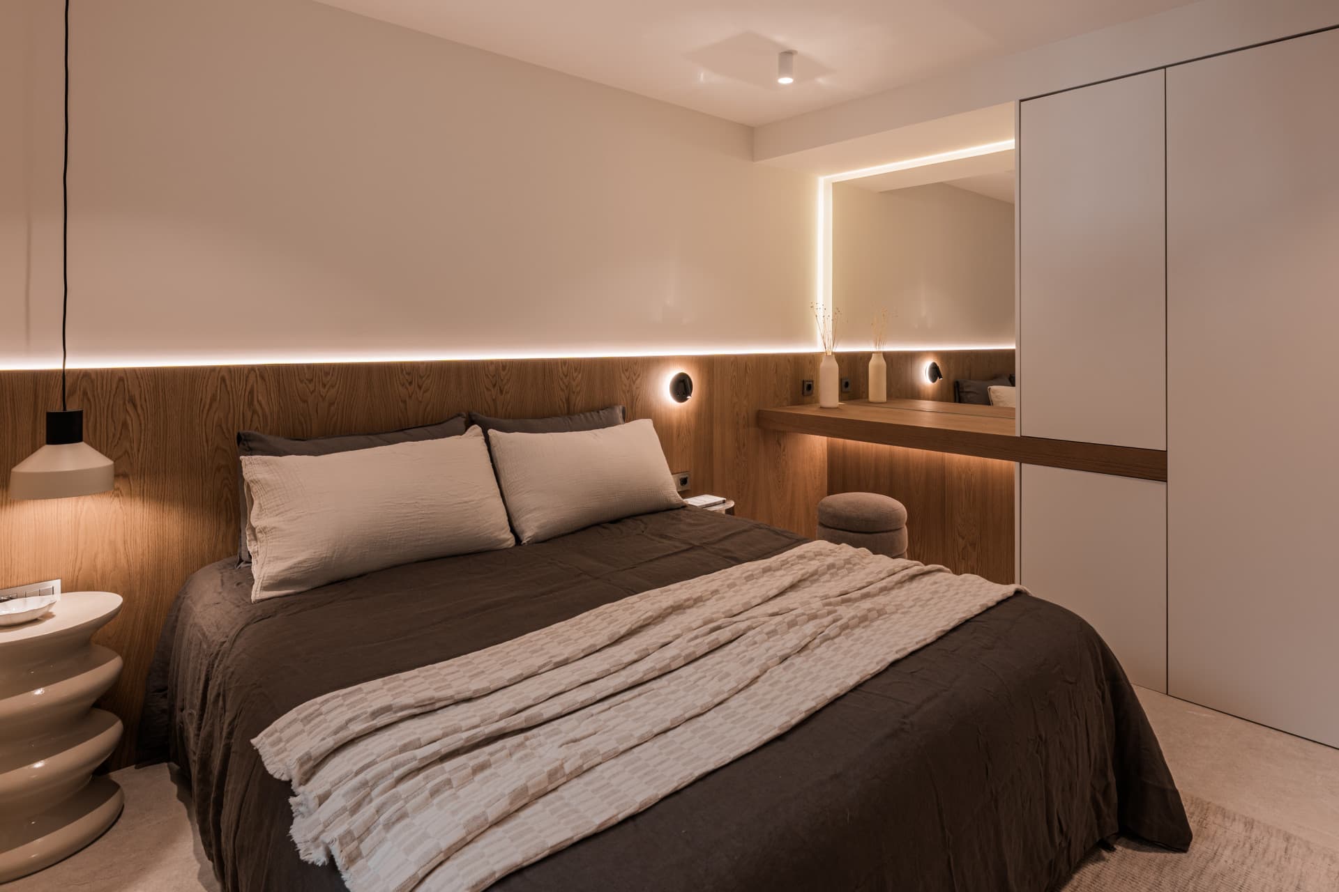 Discover an exceptional four-bedroom luxury apartment in the heart of the prestigious Aloha area, one of Nueva Andalucía