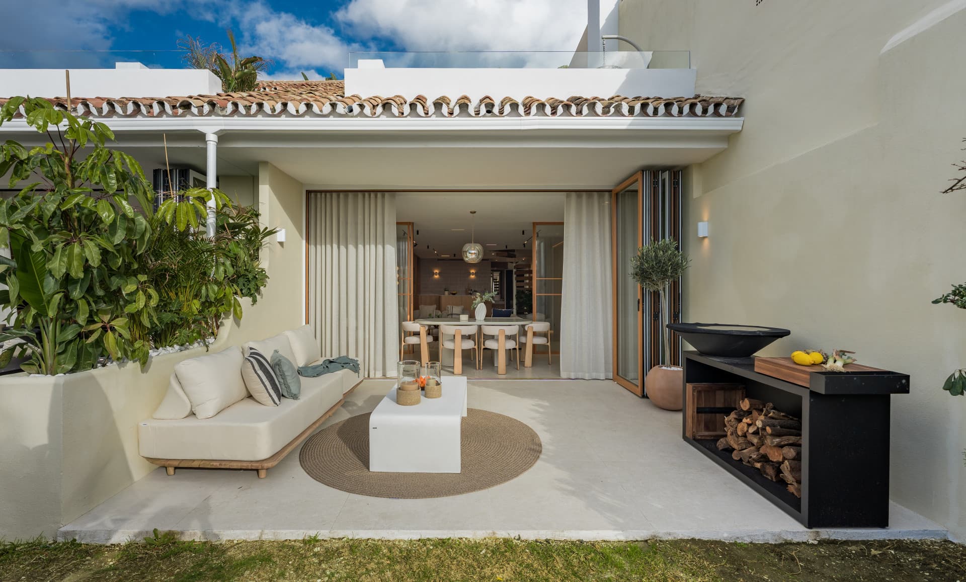 Casa adosada totalmente reformada en venta en Aloha ofrece cuatro dormitorios y tres baños dentro de una tranquila y ver