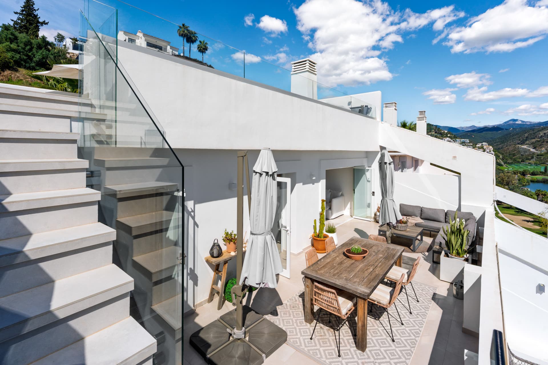 Discover your dream retreat in this stunning penthouse located in the prestigious La Quinta area of Marbella