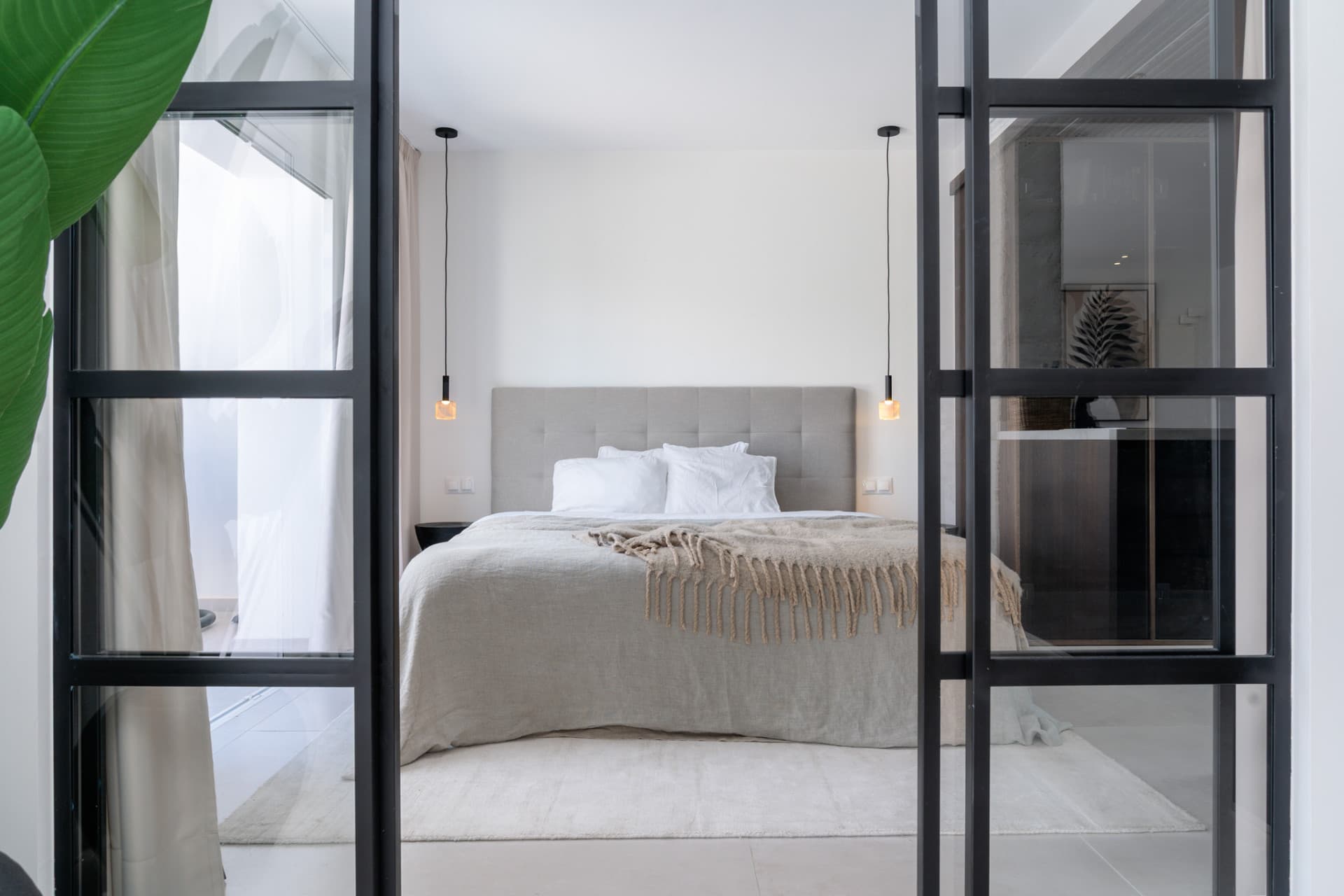 Discover your dream retreat in this stunning penthouse located in the prestigious La Quinta area of Marbella