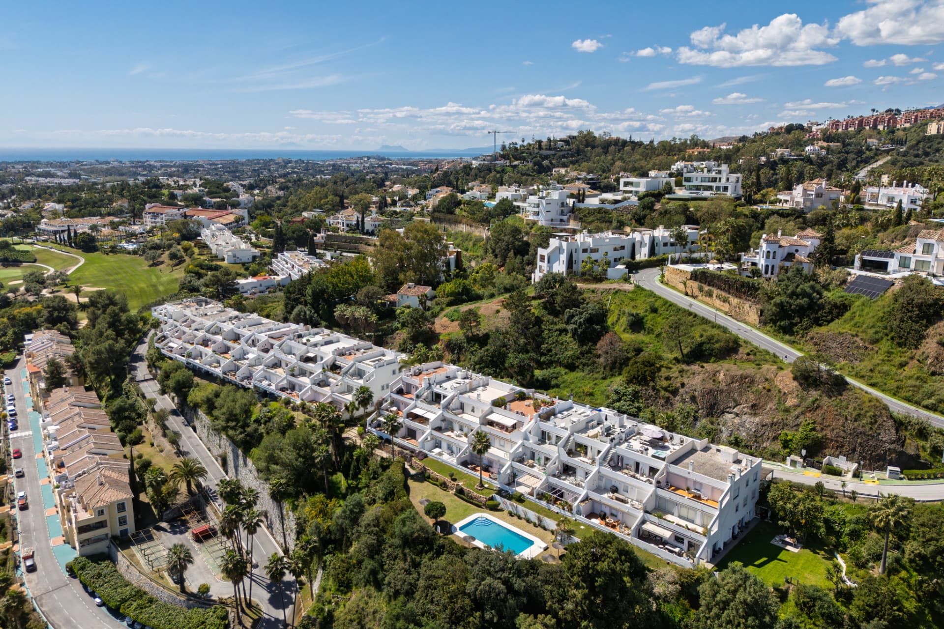 Discover your dream retreat in this stunning penthouse located in the prestigious La Quinta area of Marbella