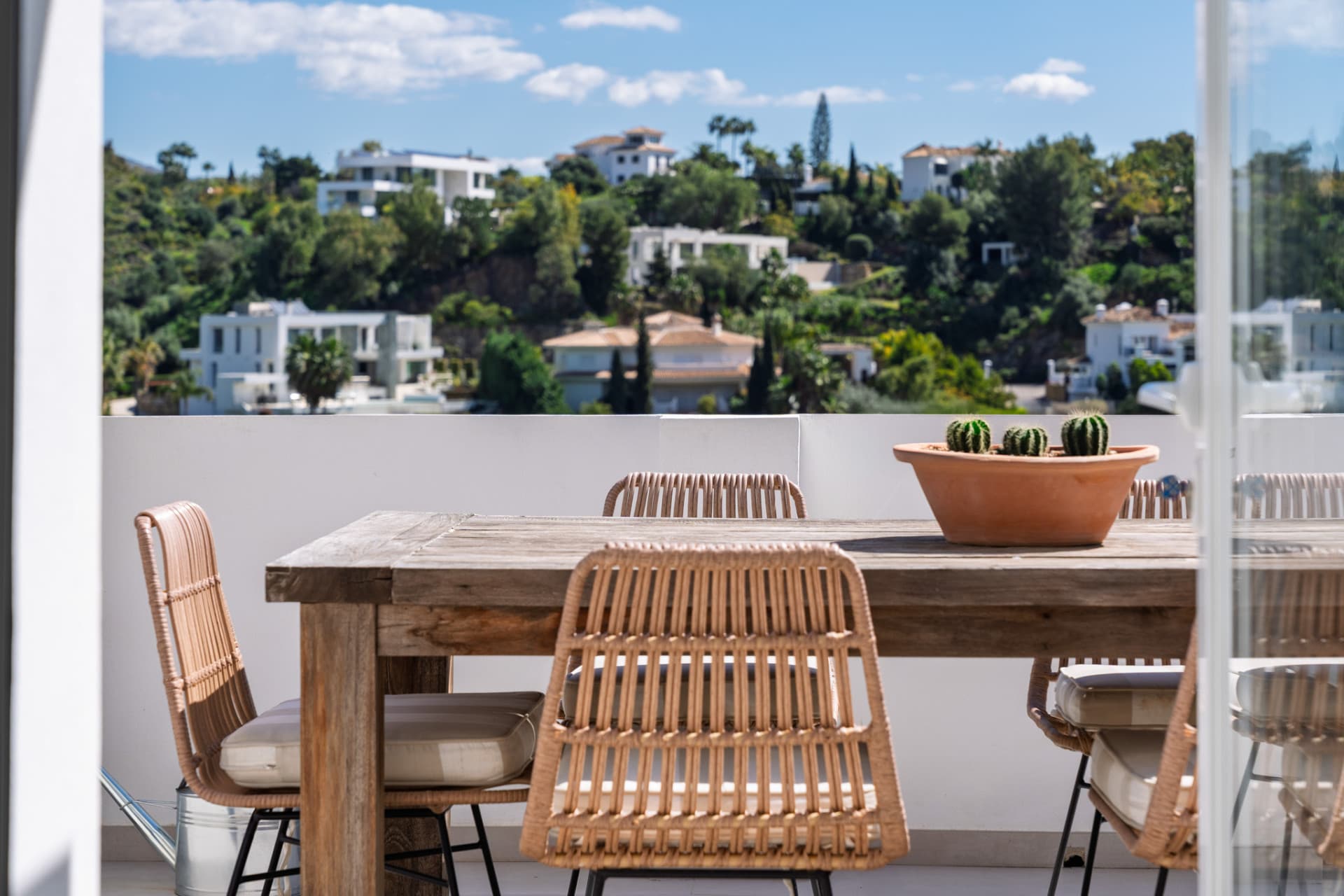 Discover your dream retreat in this stunning penthouse located in the prestigious La Quinta area of Marbella