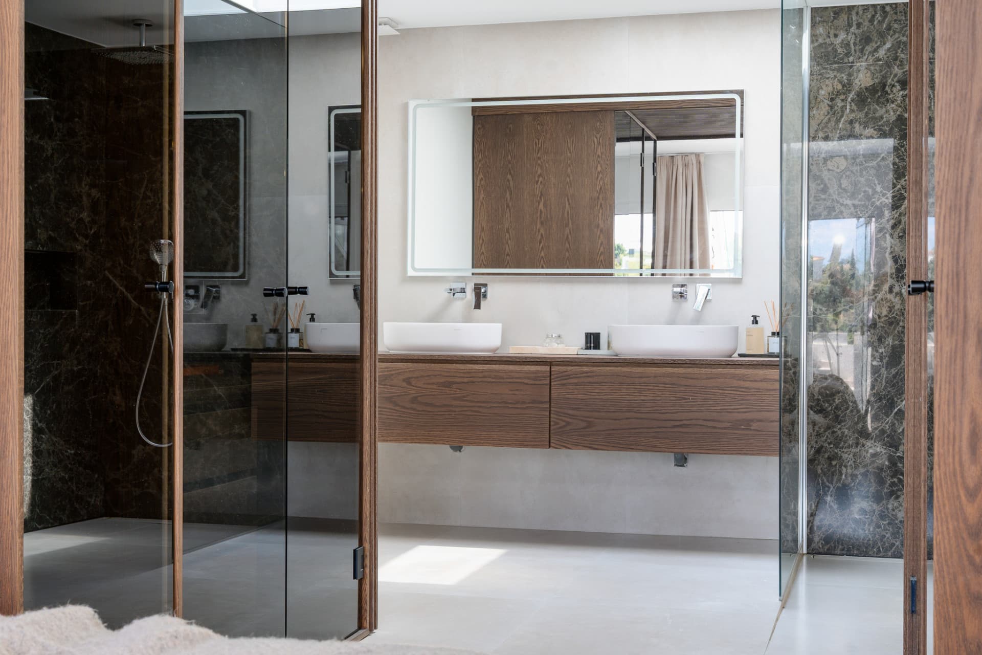 Discover your dream retreat in this stunning penthouse located in the prestigious La Quinta area of Marbella