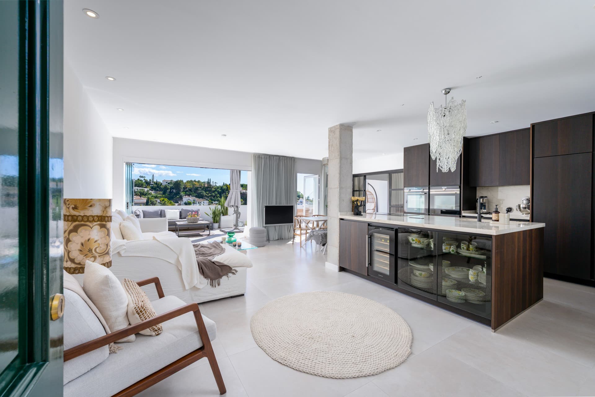 Discover your dream retreat in this stunning penthouse located in the prestigious La Quinta area of Marbella