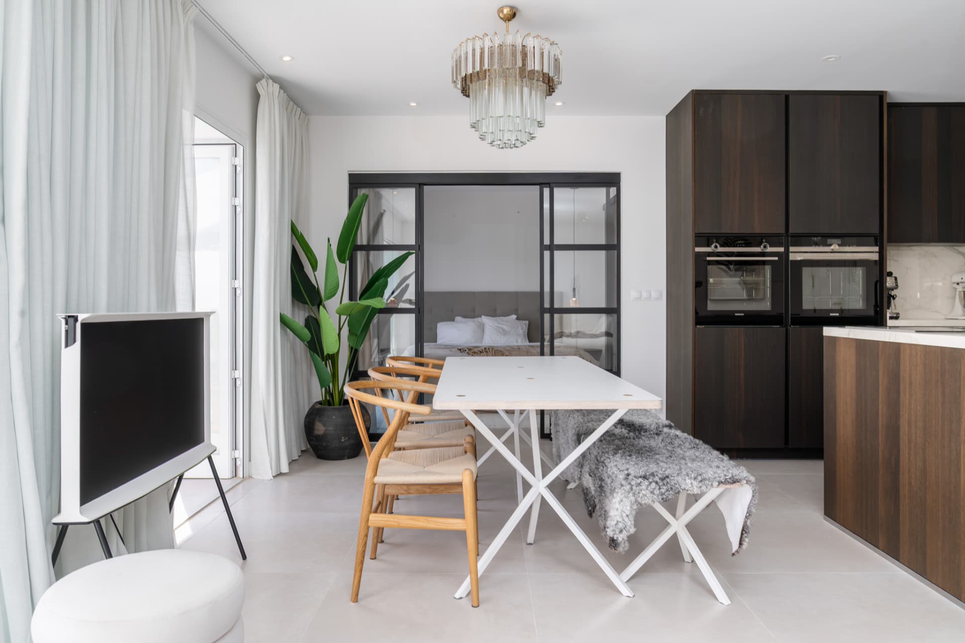 Discover your dream retreat in this stunning penthouse located in the prestigious La Quinta area of Marbella