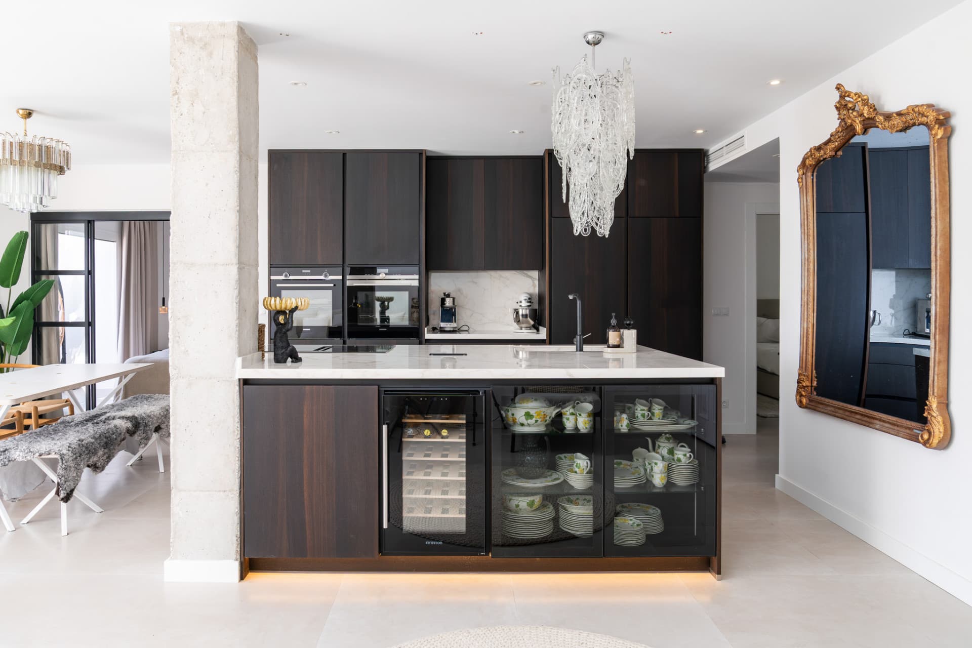 Discover your dream retreat in this stunning penthouse located in the prestigious La Quinta area of Marbella