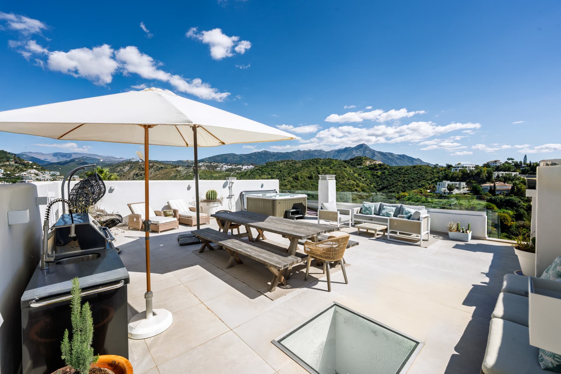 Discover your dream retreat in this stunning penthouse located in the prestigious La Quinta area of Marbella