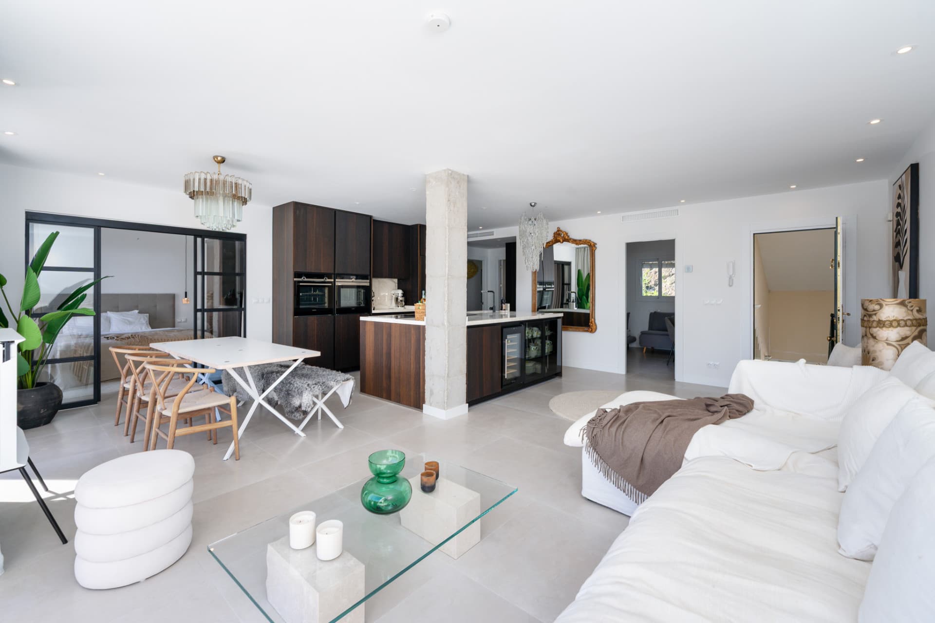 Discover your dream retreat in this stunning penthouse located in the prestigious La Quinta area of Marbella