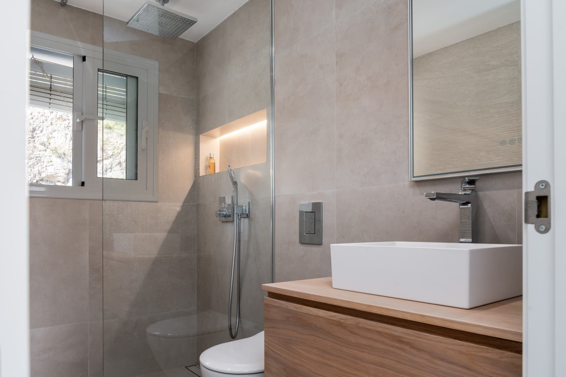 Discover your dream retreat in this stunning penthouse located in the prestigious La Quinta area of Marbella