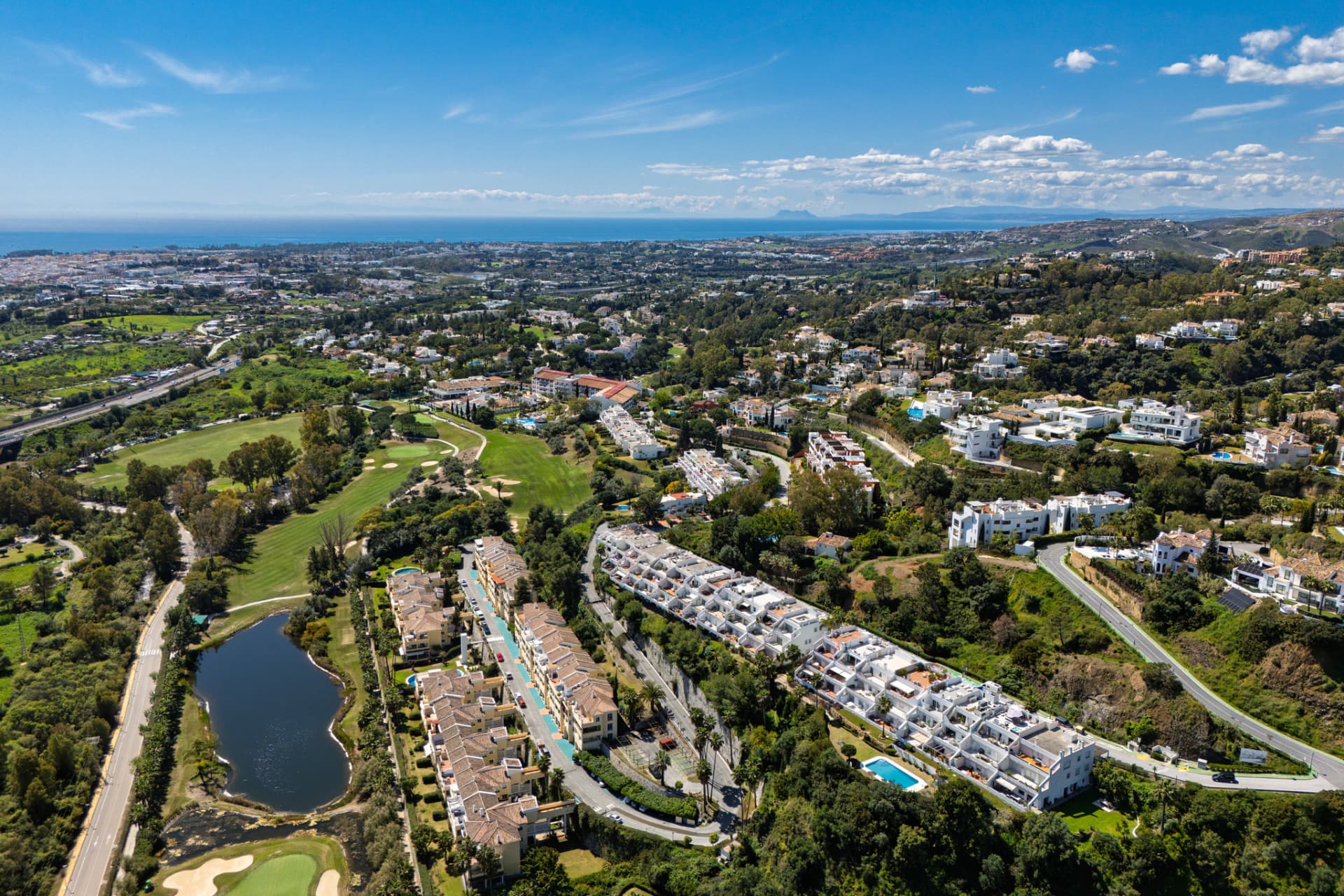 Discover your dream retreat in this stunning penthouse located in the prestigious La Quinta area of Marbella