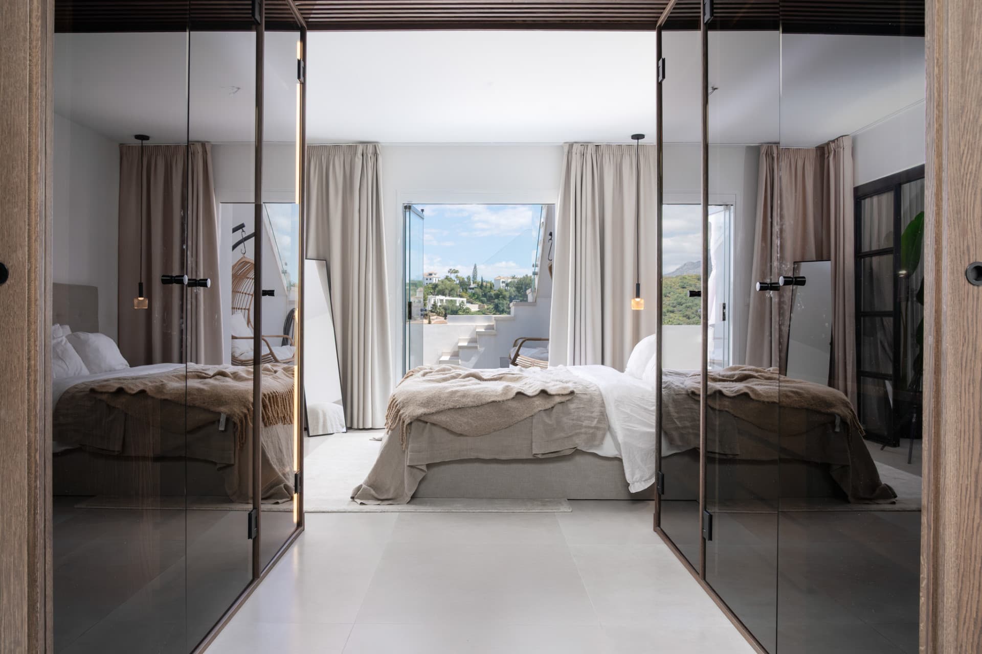 Discover your dream retreat in this stunning penthouse located in the prestigious La Quinta area of Marbella