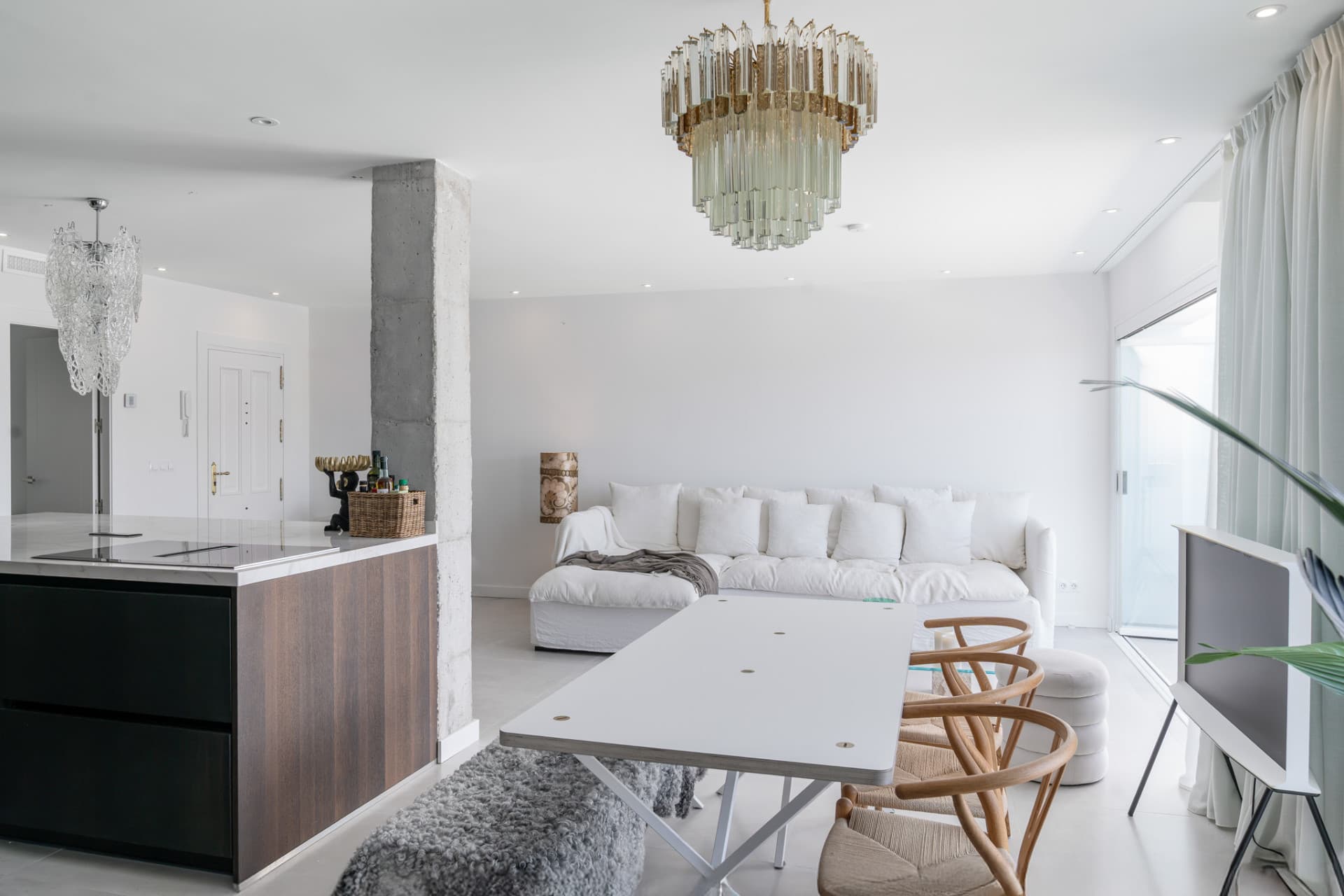 Discover your dream retreat in this stunning penthouse located in the prestigious La Quinta area of Marbella