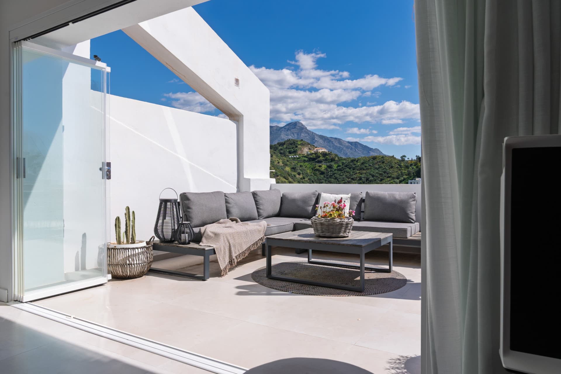 Discover your dream retreat in this stunning penthouse located in the prestigious La Quinta area of Marbella