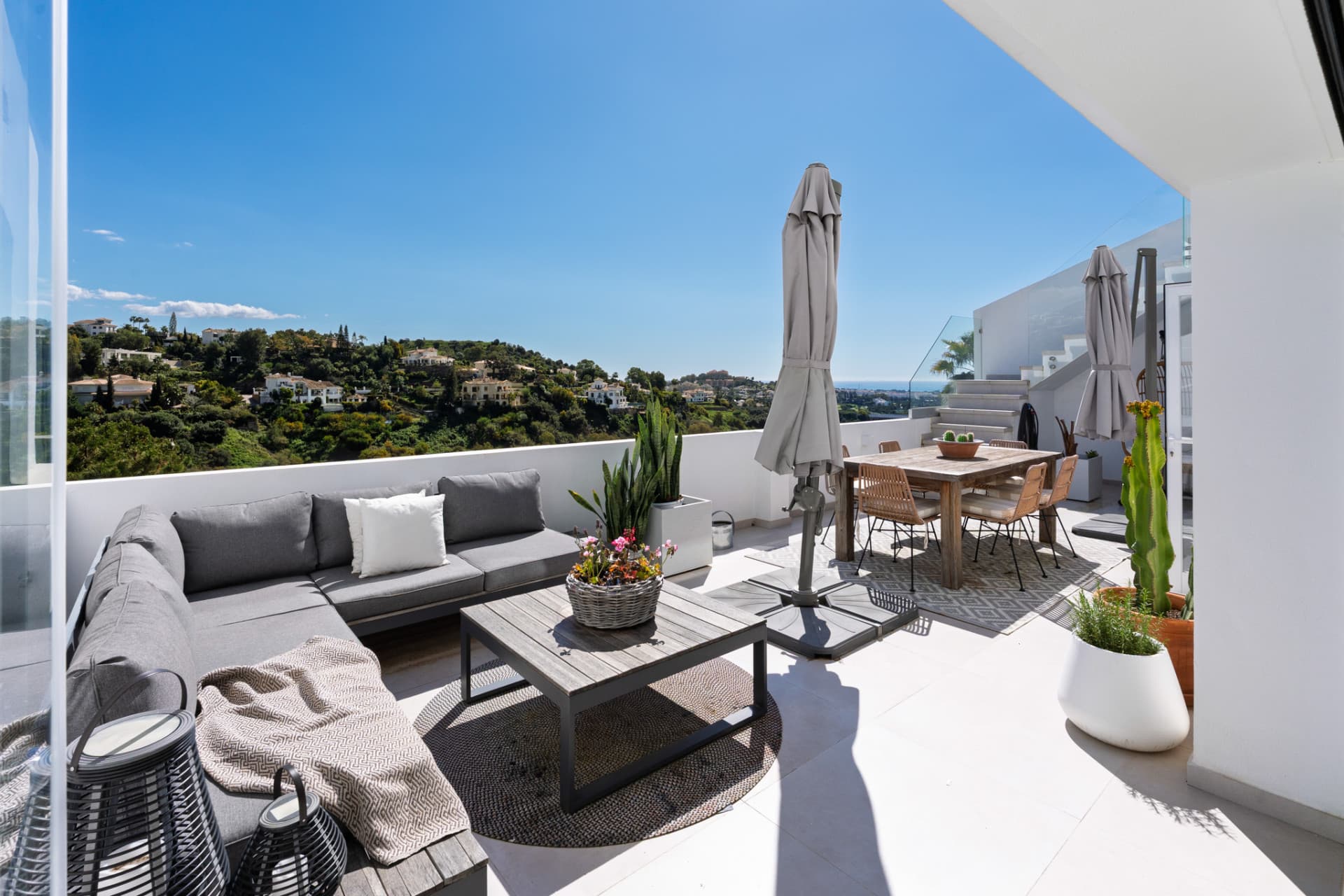 Discover your dream retreat in this stunning penthouse located in the prestigious La Quinta area of Marbella
