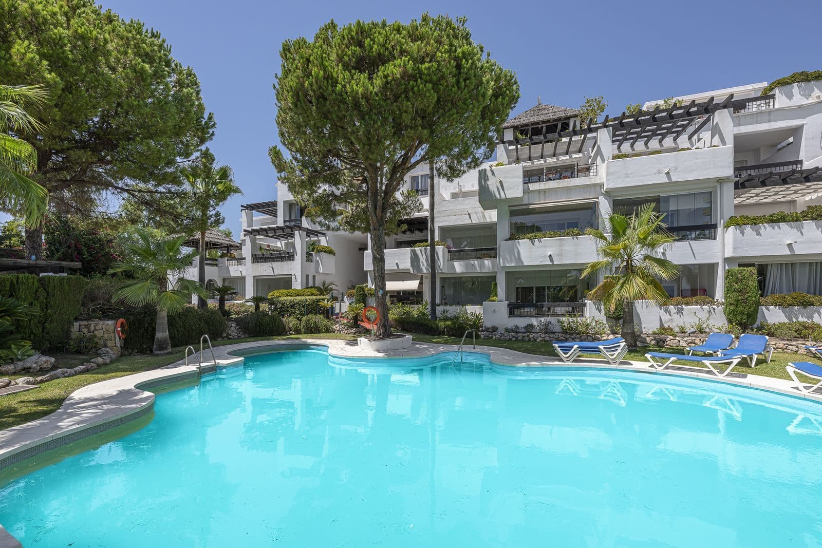 APARTMENT IN RIO REAL - INCOSOL – MARBELLA Elegant and spacious apartment located in an exclusive, secure, gated communi