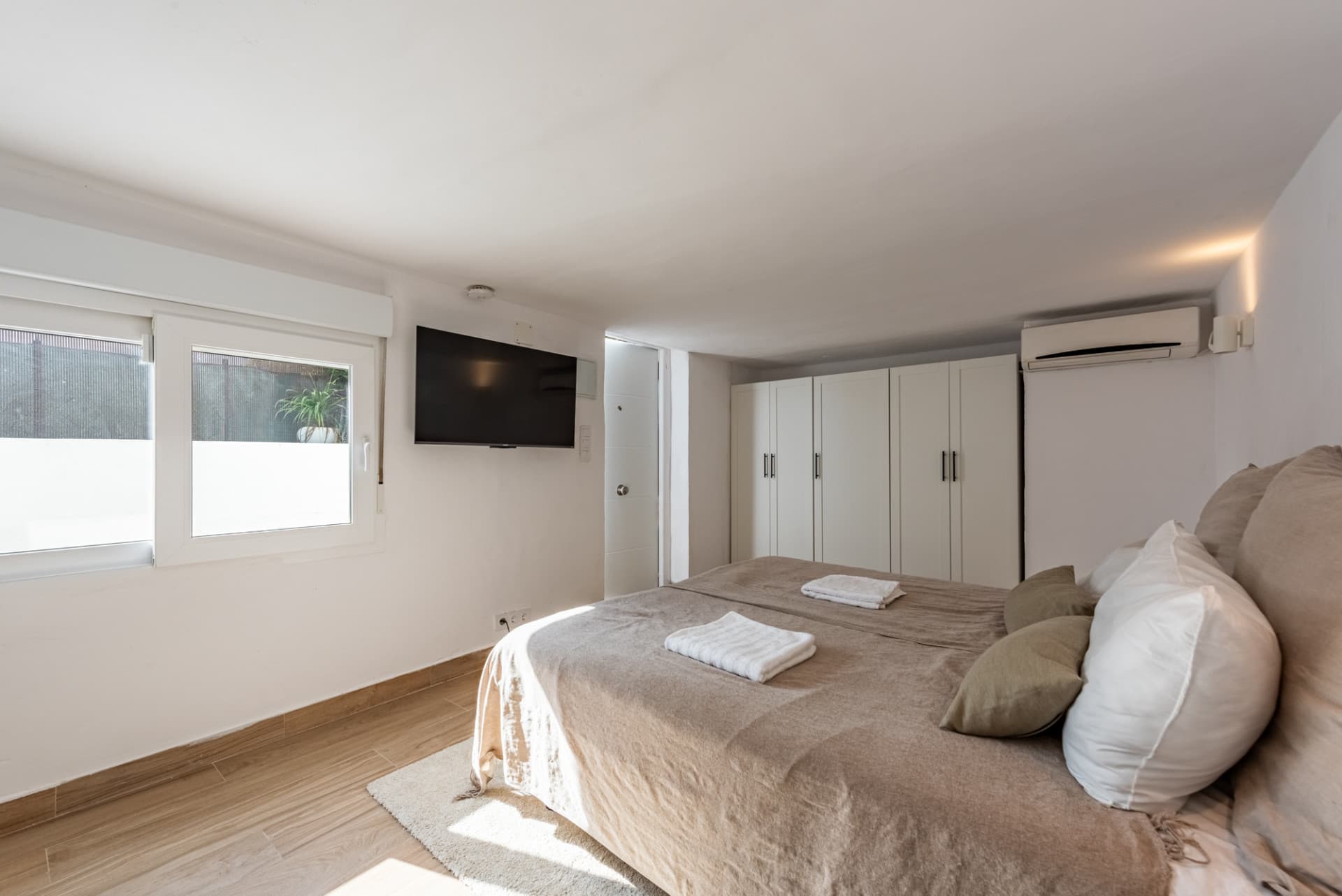 Discover this charming and spacious villa nestled in the highly sought-after and peaceful area of Nueva Andalucía, just