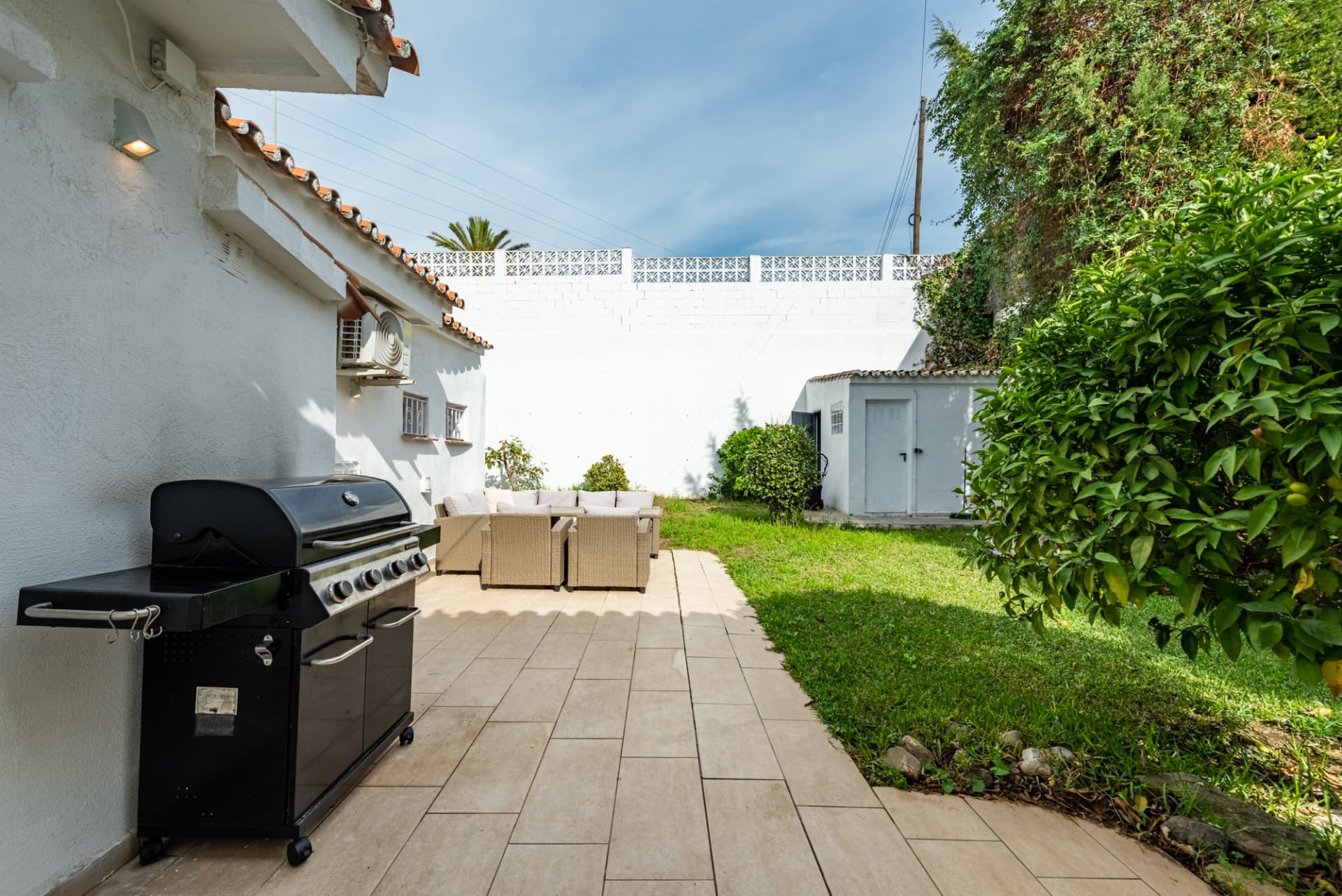 Discover this charming and spacious villa nestled in the highly sought-after and peaceful area of Nueva Andalucía, just