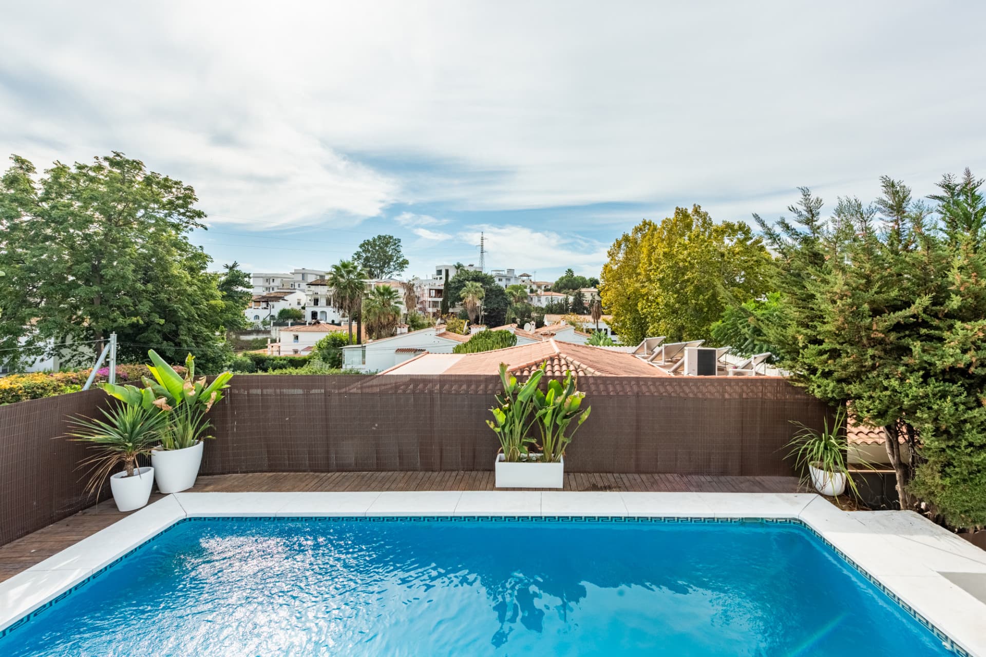 Discover this charming and spacious villa nestled in the highly sought-after and peaceful area of Nueva Andalucía, just