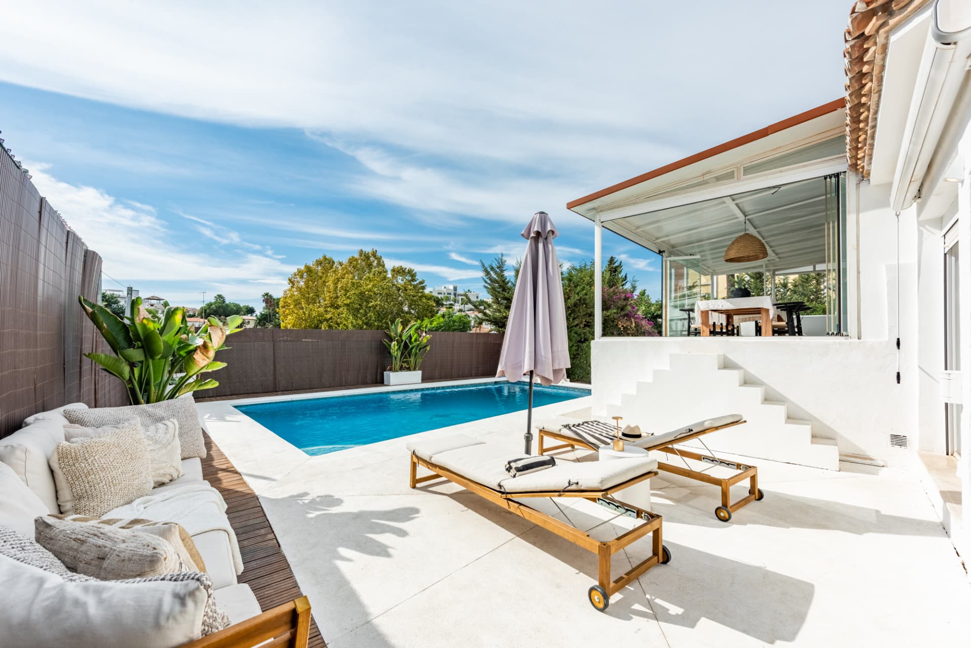 Discover this charming and spacious villa nestled in the highly sought-after and peaceful area of Nueva Andalucía, just