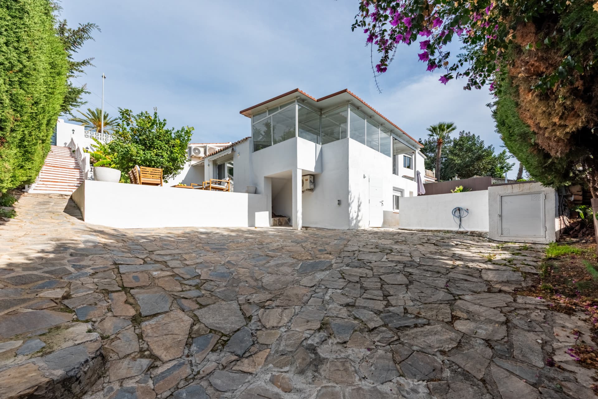 Discover this charming and spacious villa nestled in the highly sought-after and peaceful area of Nueva Andalucía, just