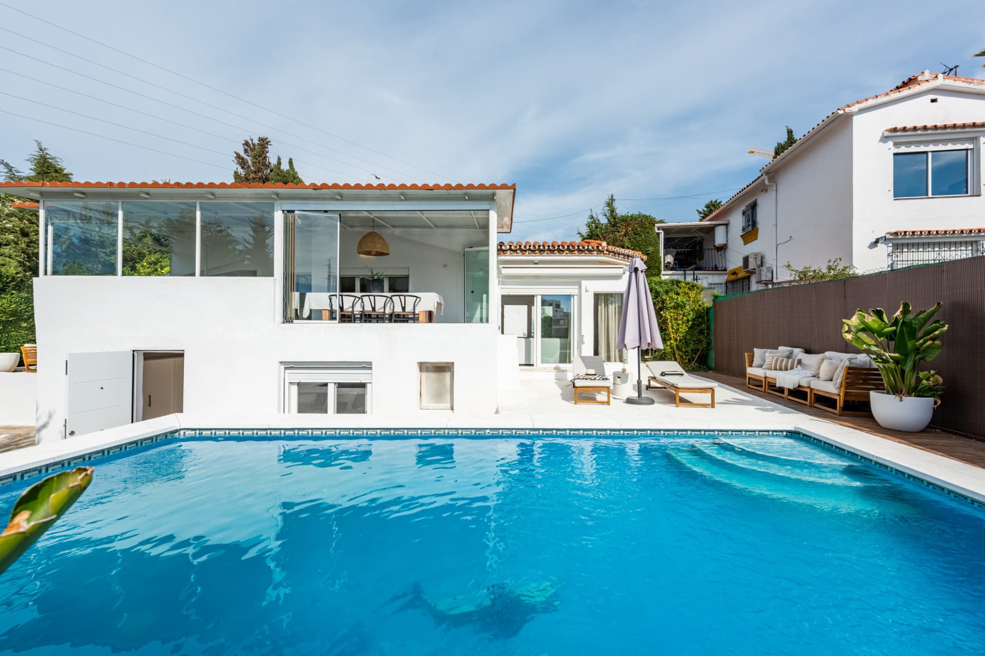 Discover this charming and spacious villa nestled in the highly sought-after and peaceful area of Nueva Andalucía, just