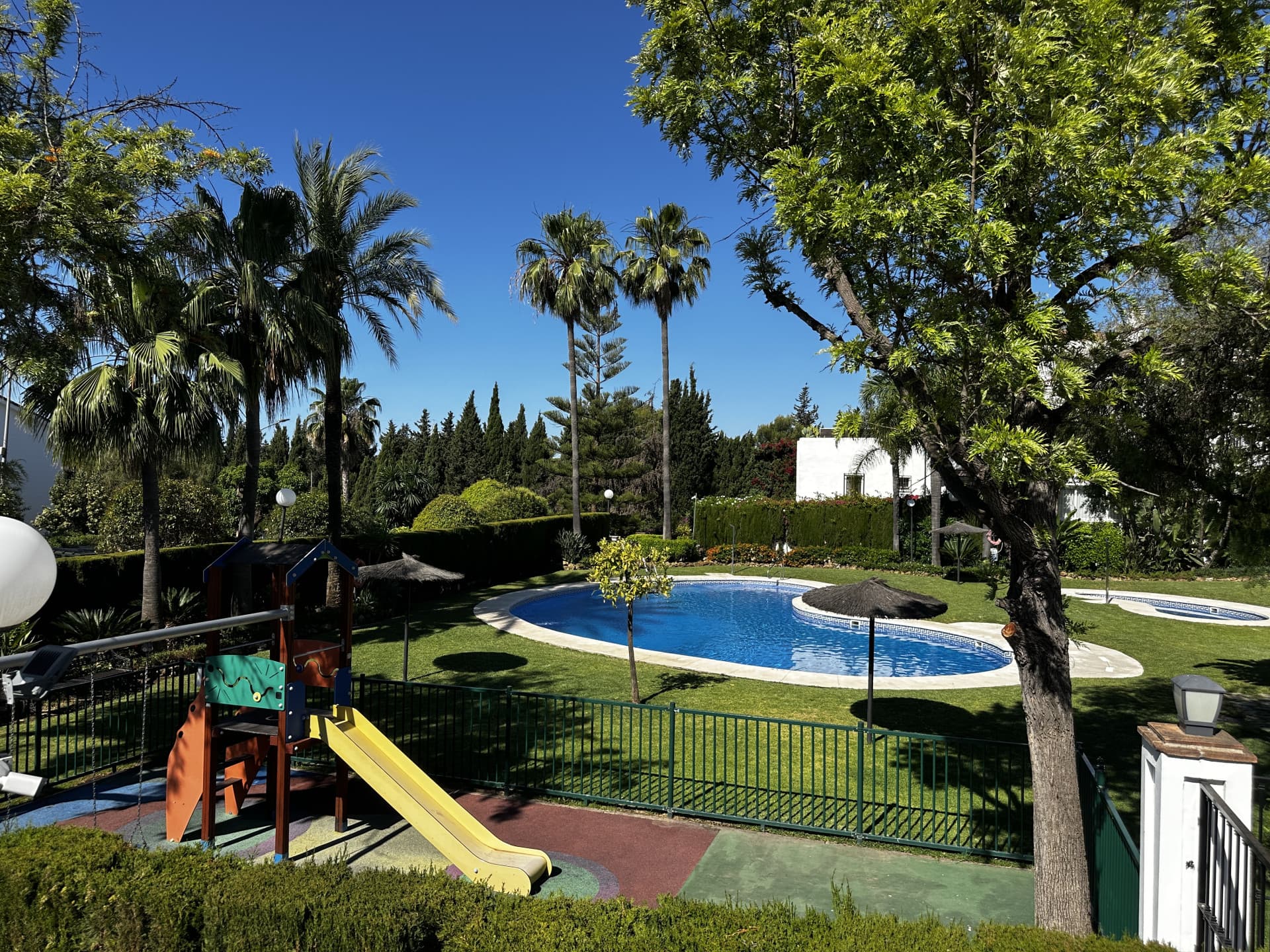 Beautiful semi-detached townhouse located in Arroyo Las Piedras, Cumbres de Marbella, above the prestigious Golden Mile,
