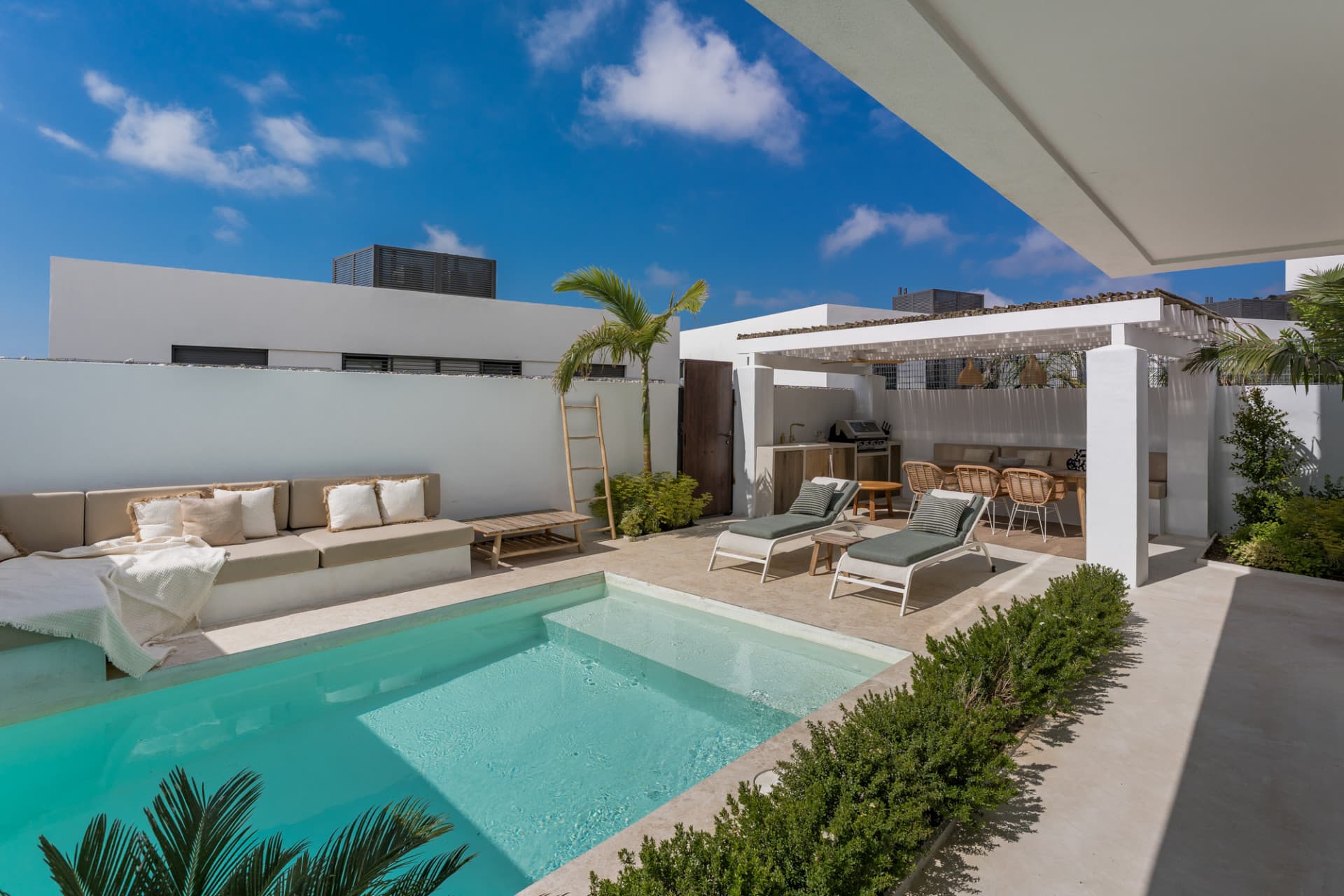 This charming semi detached villa is located in the sought-after area of Riviera del Sol, Mijas, offering privacy, comfo
