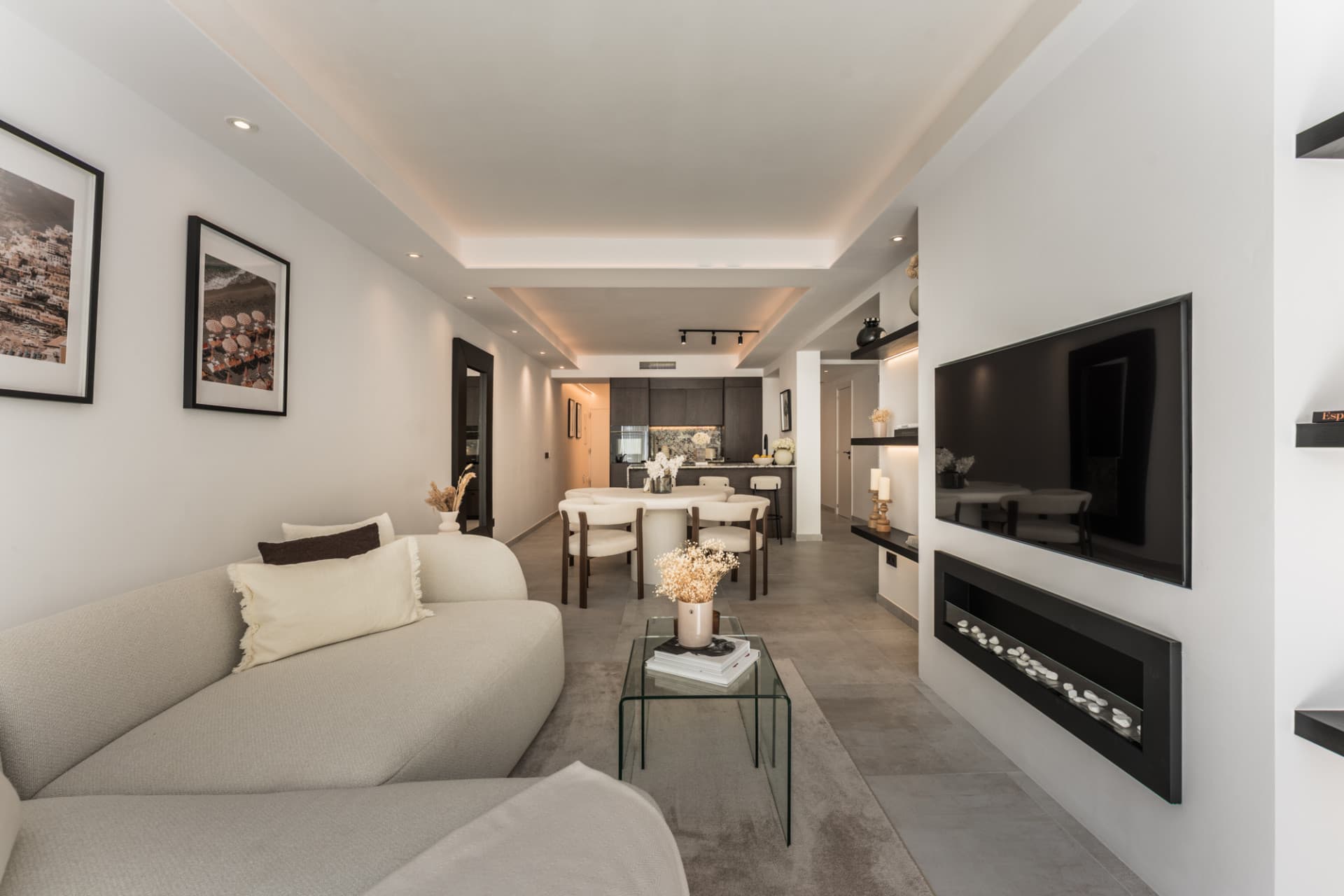 Located in the sought-after community of Terrazas de La Quinta in Benahavís, this beautifully renovated ground floor apa