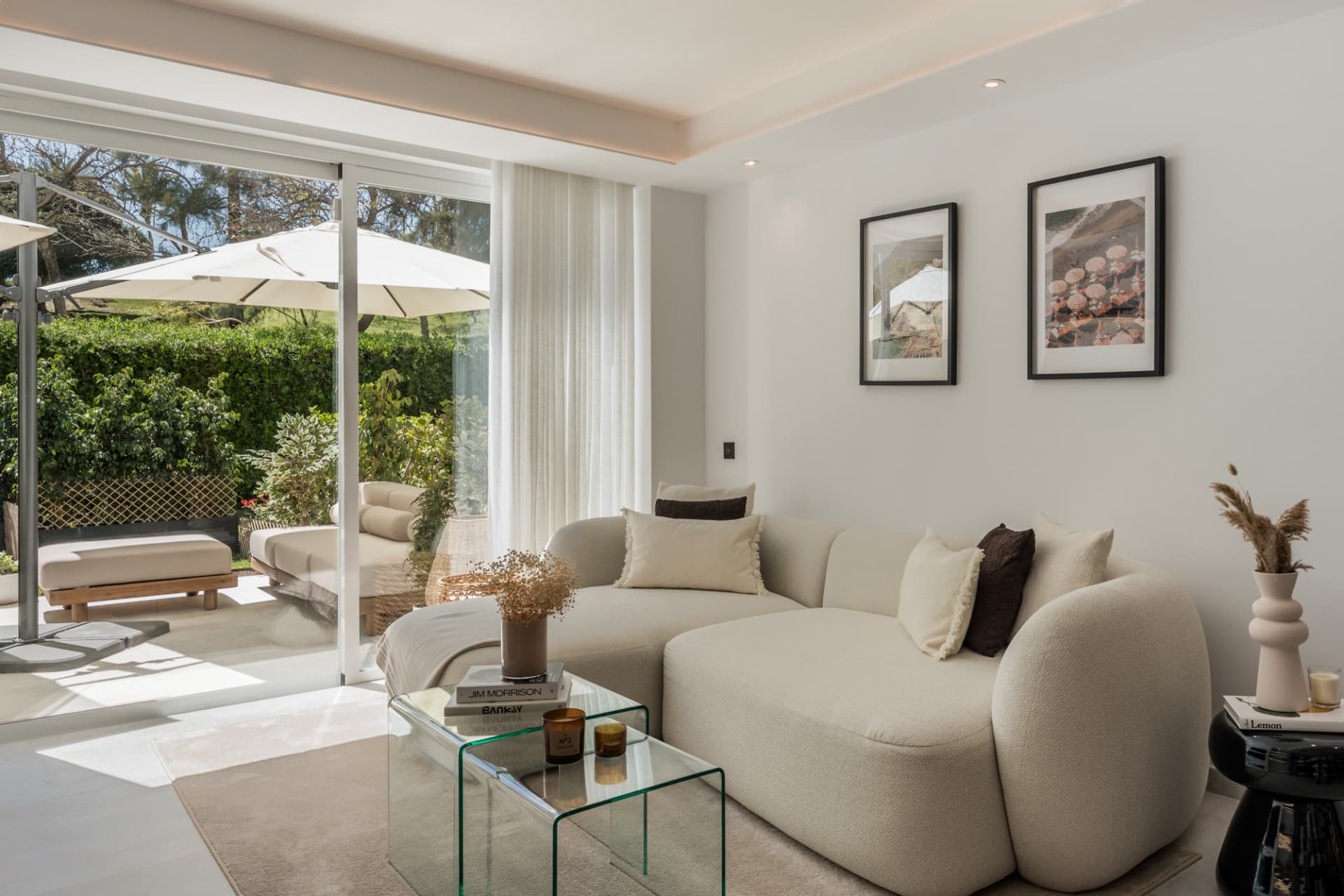Located in the sought-after community of Terrazas de La Quinta in Benahavís, this beautifully renovated ground floor apa