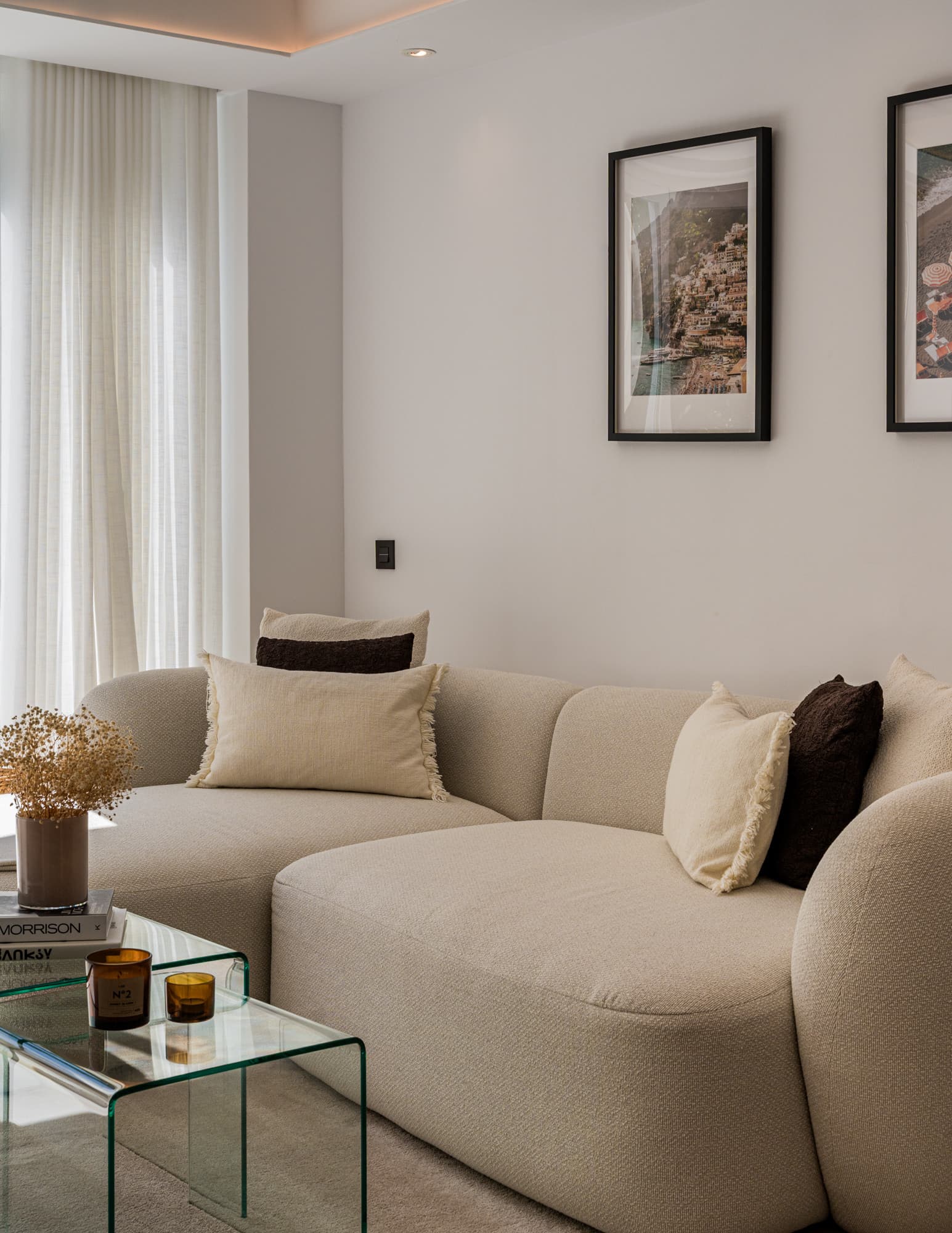 Located in the sought-after community of Terrazas de La Quinta in Benahavís, this beautifully renovated ground floor apa