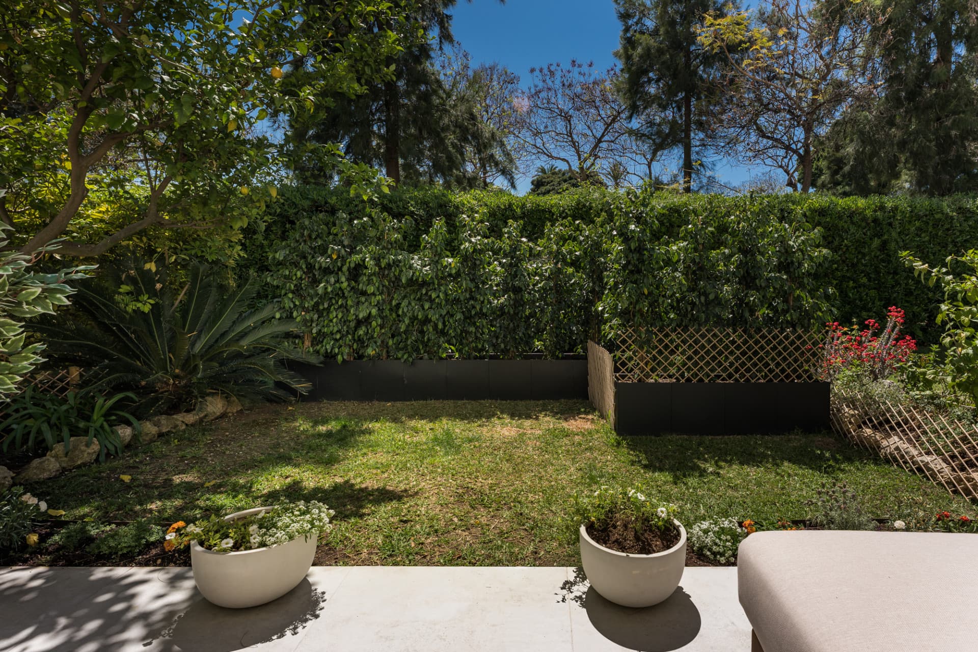 Located in the sought-after community of Terrazas de La Quinta in Benahavís, this beautifully renovated ground floor apa