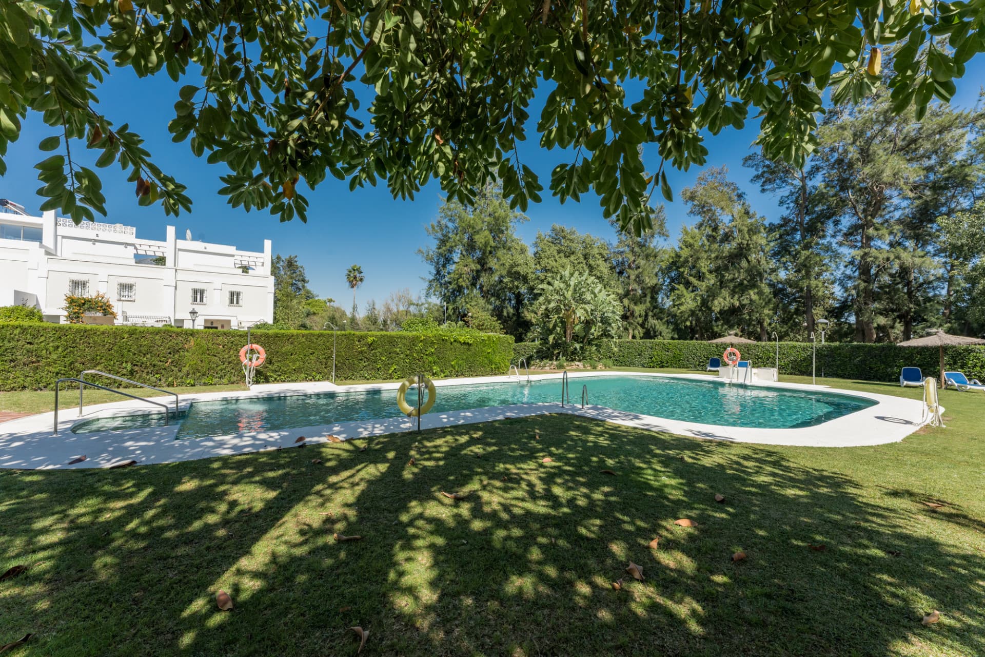 Located in the sought-after community of Terrazas de La Quinta in Benahavís, this beautifully renovated ground floor apa