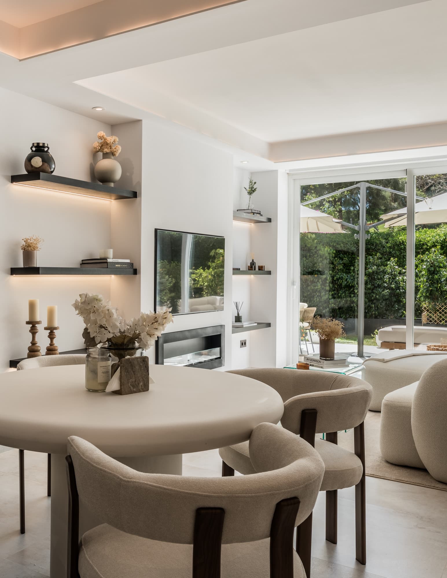 Located in the sought-after community of Terrazas de La Quinta in Benahavís, this beautifully renovated ground floor apa