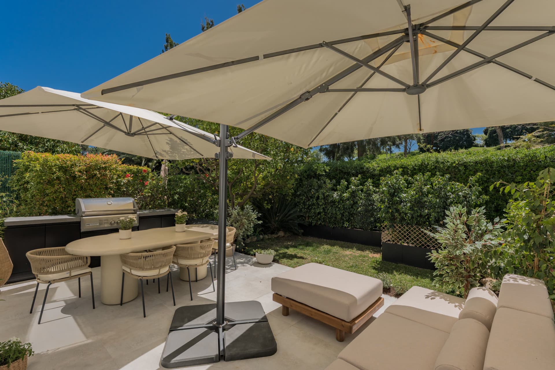 Located in the sought-after community of Terrazas de La Quinta in Benahavís, this beautifully renovated ground floor apa