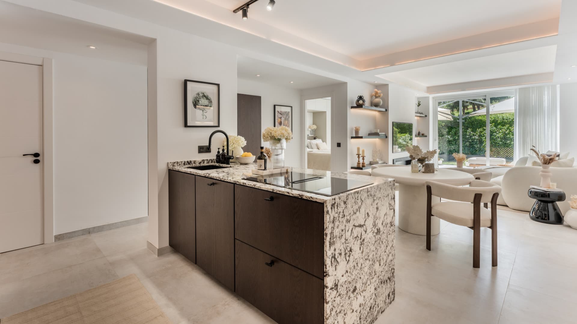 Located in the sought-after community of Terrazas de La Quinta in Benahavís, this beautifully renovated ground floor apa