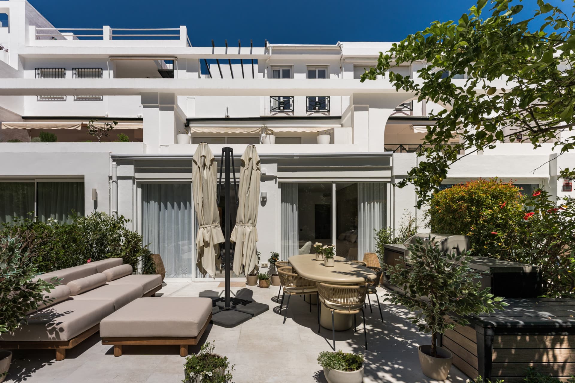 Located in the sought-after community of Terrazas de La Quinta in Benahavís, this beautifully renovated ground floor apa