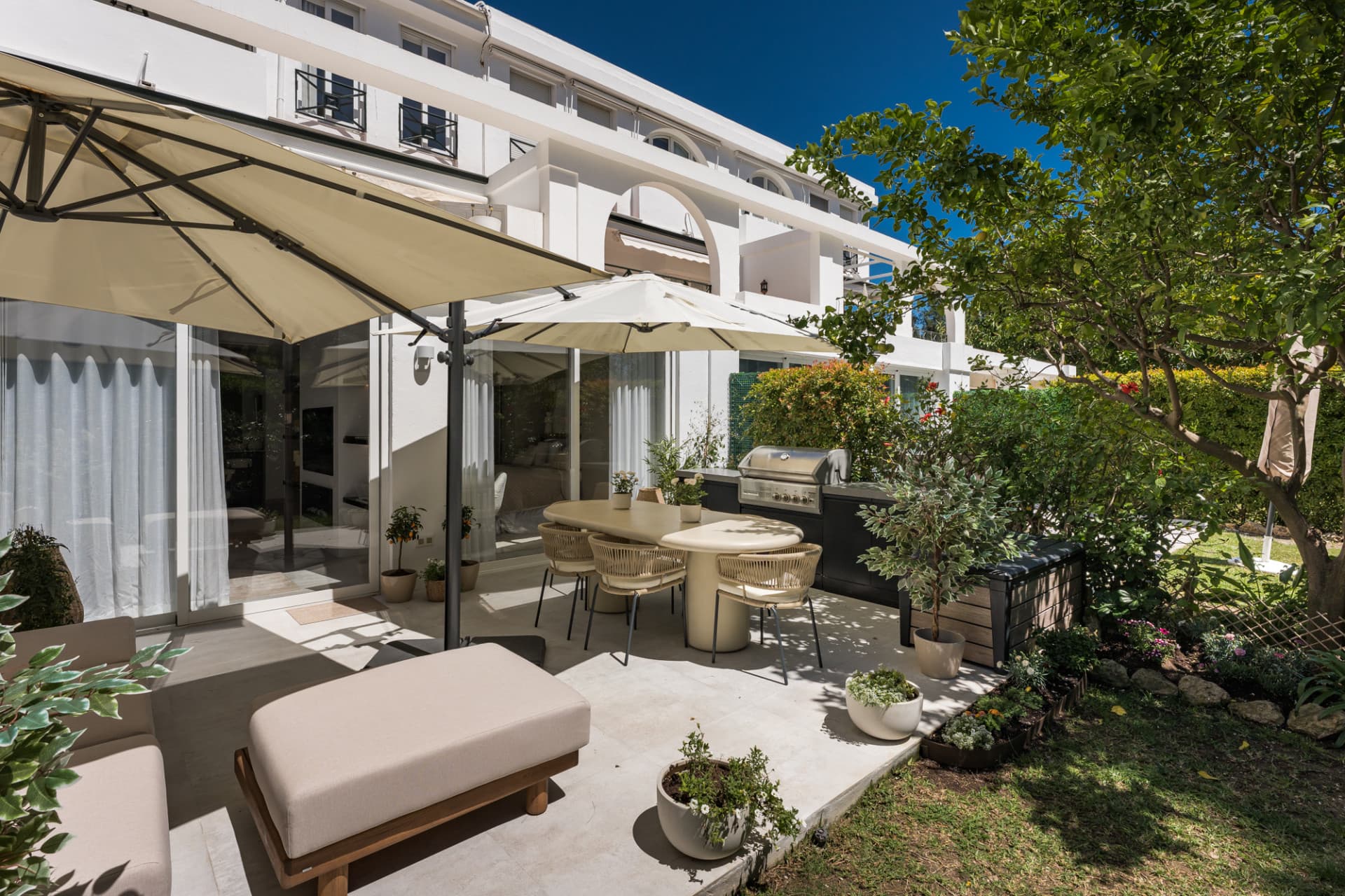 Located in the sought-after community of Terrazas de La Quinta in Benahavís, this beautifully renovated ground floor apa