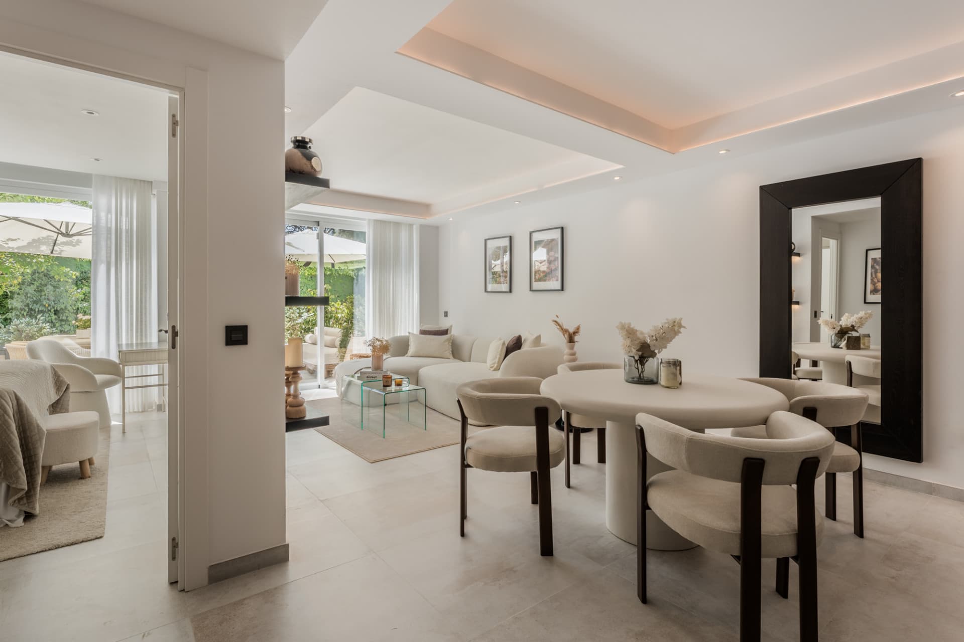 Located in the sought-after community of Terrazas de La Quinta in Benahavís, this beautifully renovated ground floor apa