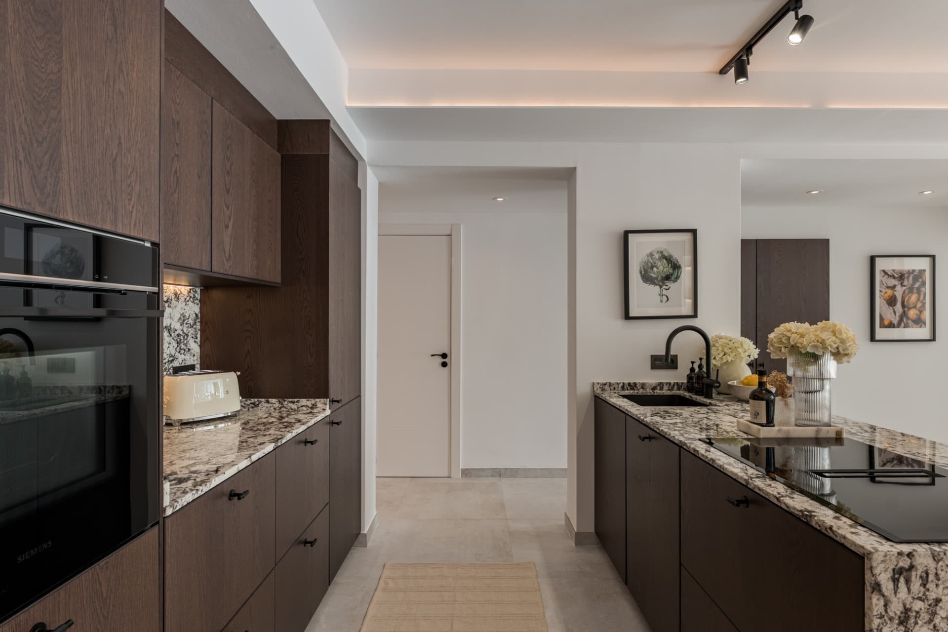 Located in the sought-after community of Terrazas de La Quinta in Benahavís, this beautifully renovated ground floor apa