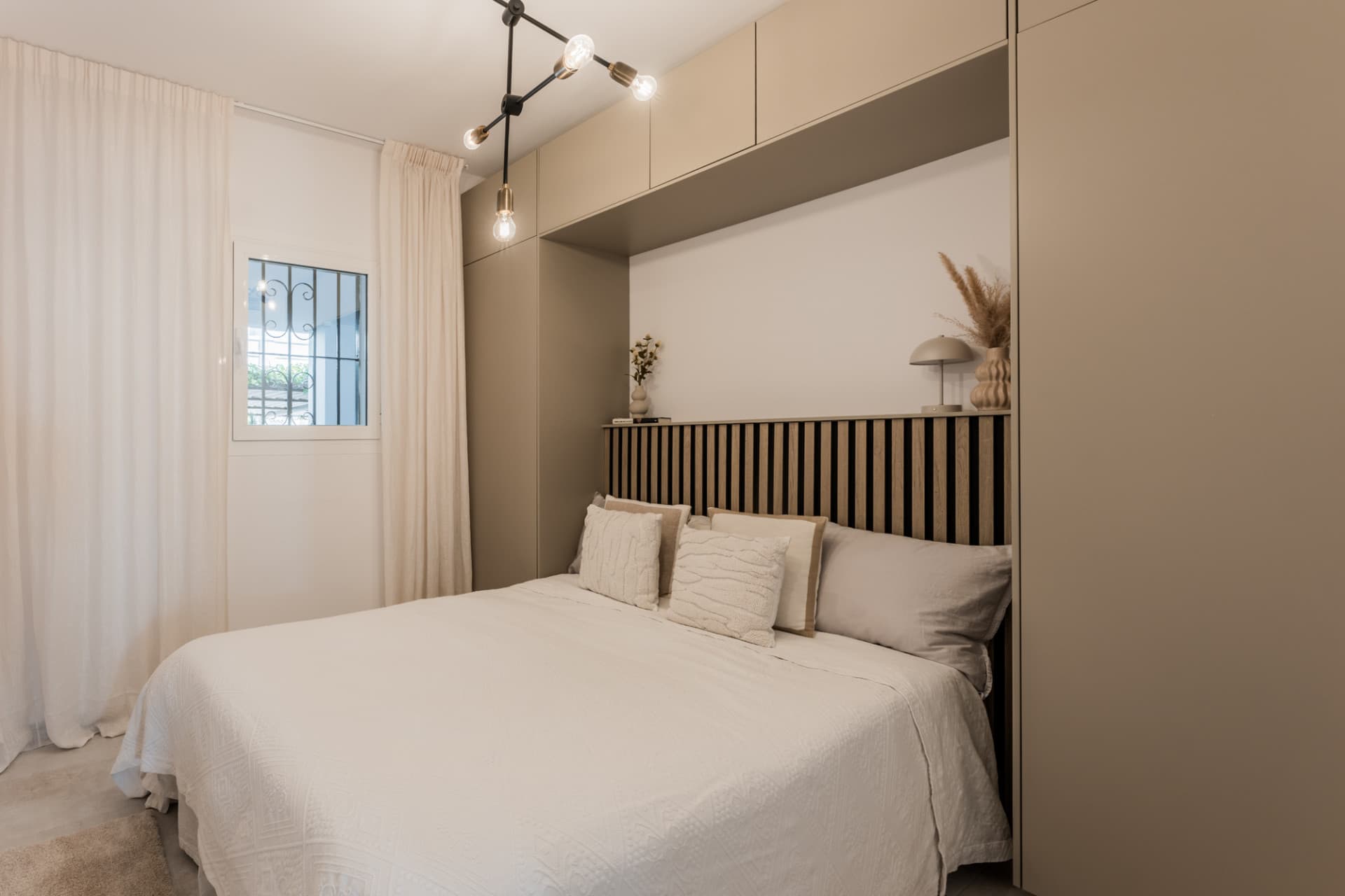 Located in the sought-after community of Terrazas de La Quinta in Benahavís, this beautifully renovated ground floor apa
