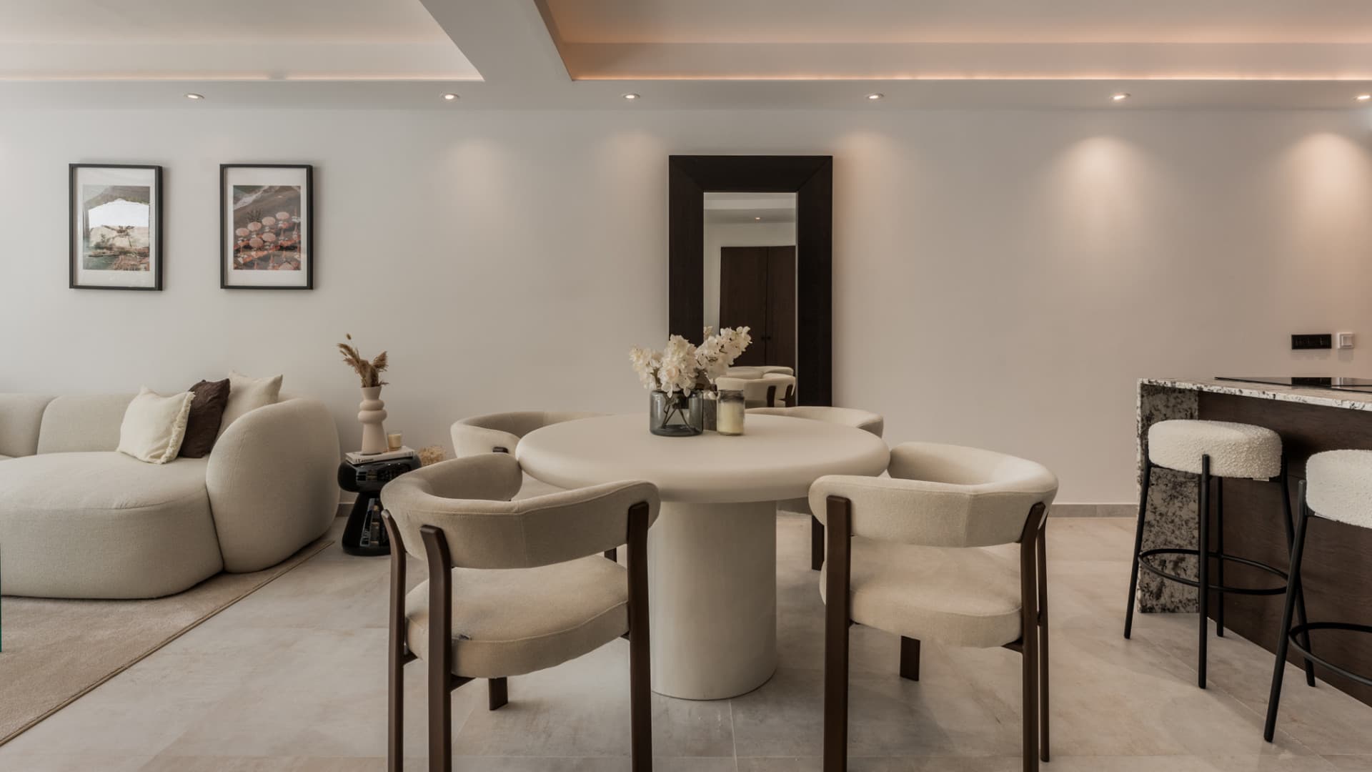 Located in the sought-after community of Terrazas de La Quinta in Benahavís, this beautifully renovated ground floor apa