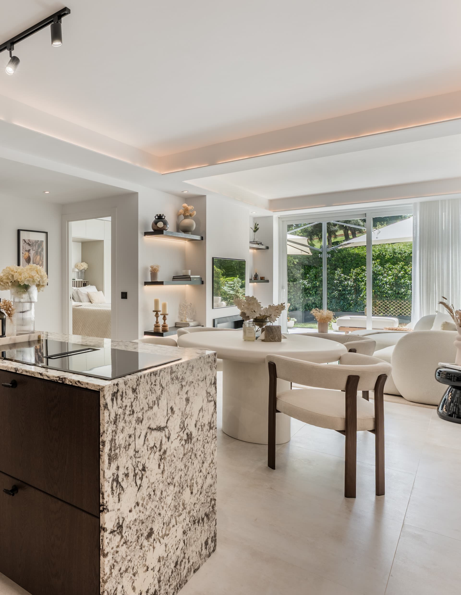 Located in the sought-after community of Terrazas de La Quinta in Benahavís, this beautifully renovated ground floor apa