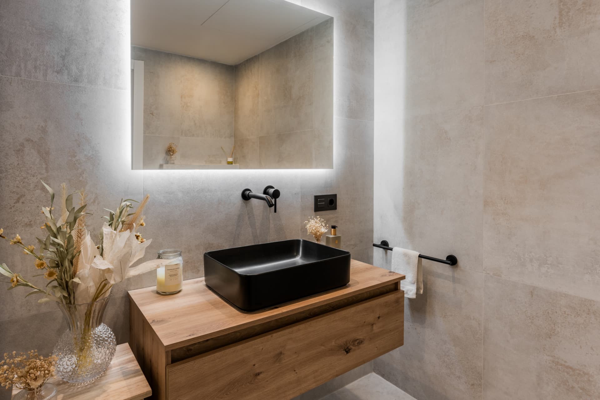 Located in the sought-after community of Terrazas de La Quinta in Benahavís, this beautifully renovated ground floor apa