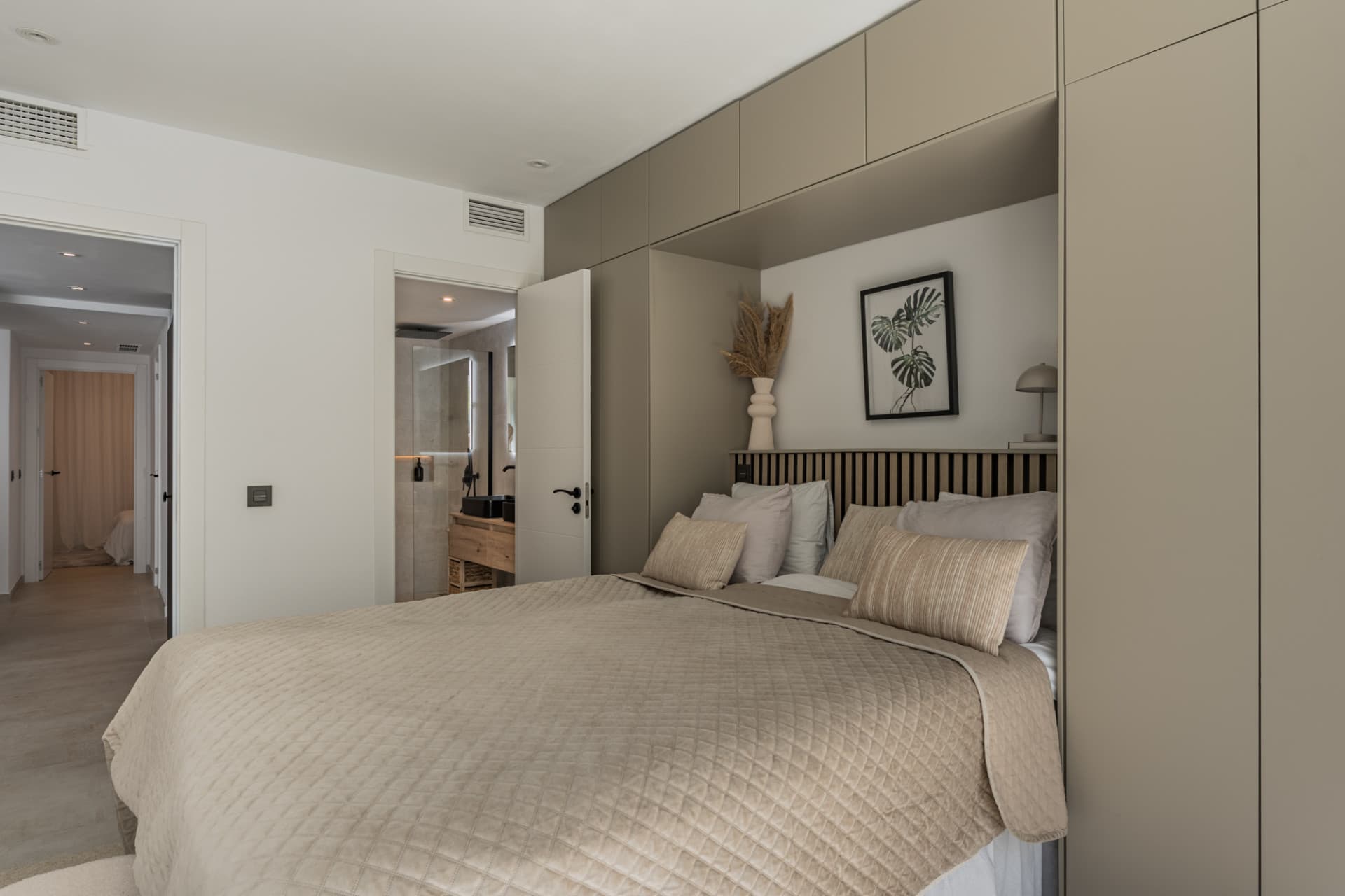 Located in the sought-after community of Terrazas de La Quinta in Benahavís, this beautifully renovated ground floor apa