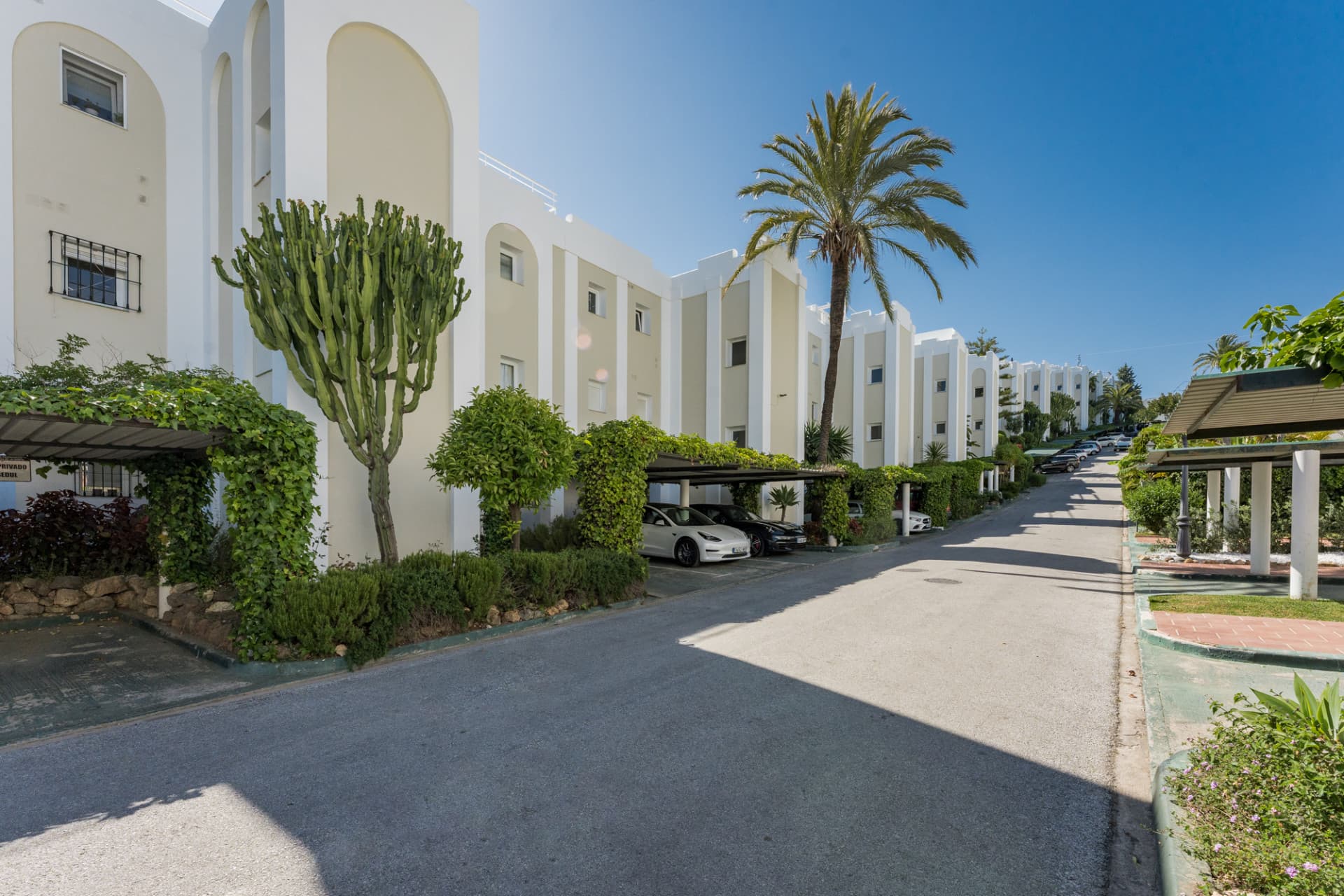 Located in the sought-after community of Terrazas de La Quinta in Benahavís, this beautifully renovated ground floor apa